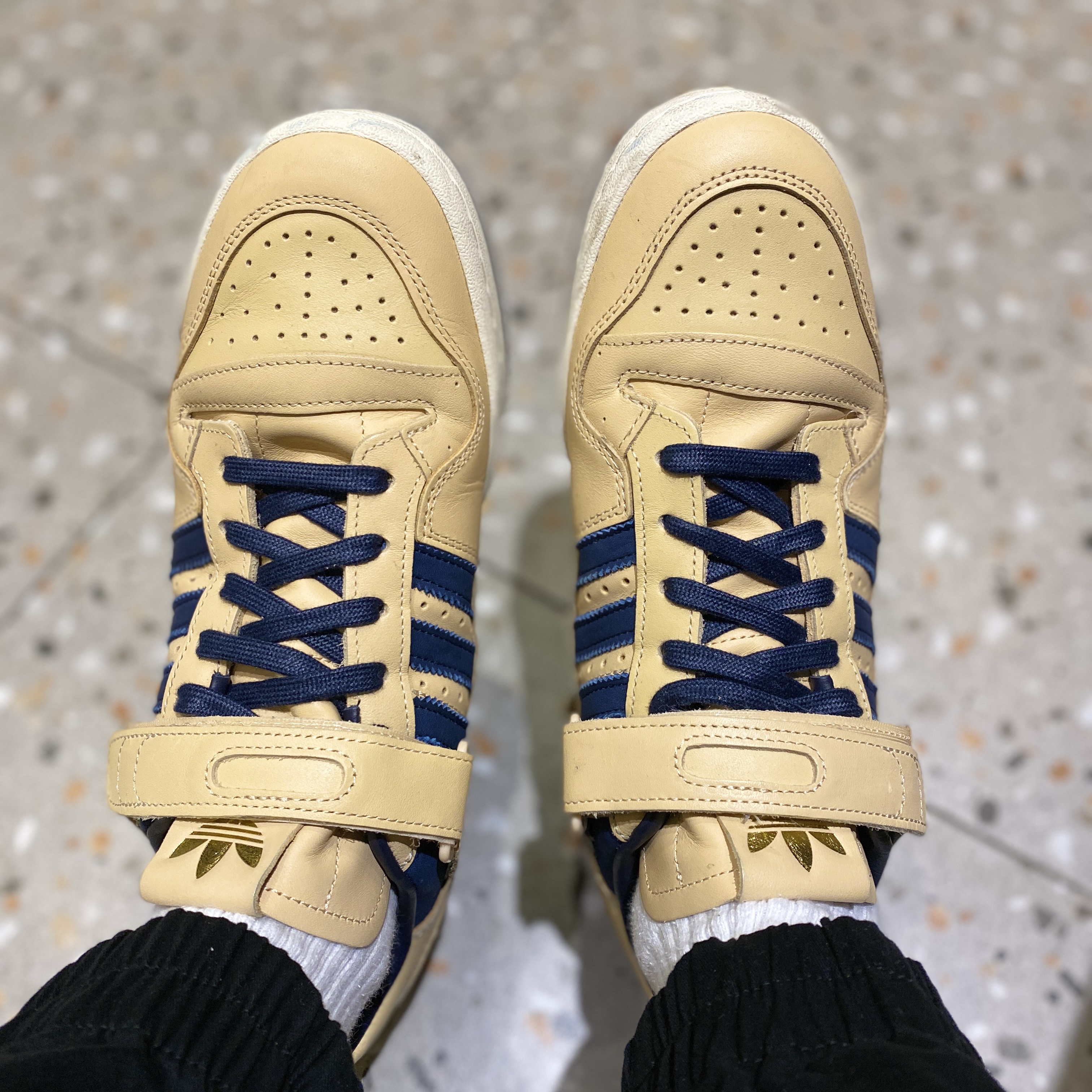 Adidas Forum 84 Low Beige, Nike x Drake Nocta Essential Hoodie Black - Asia 착용 스타일 - 2