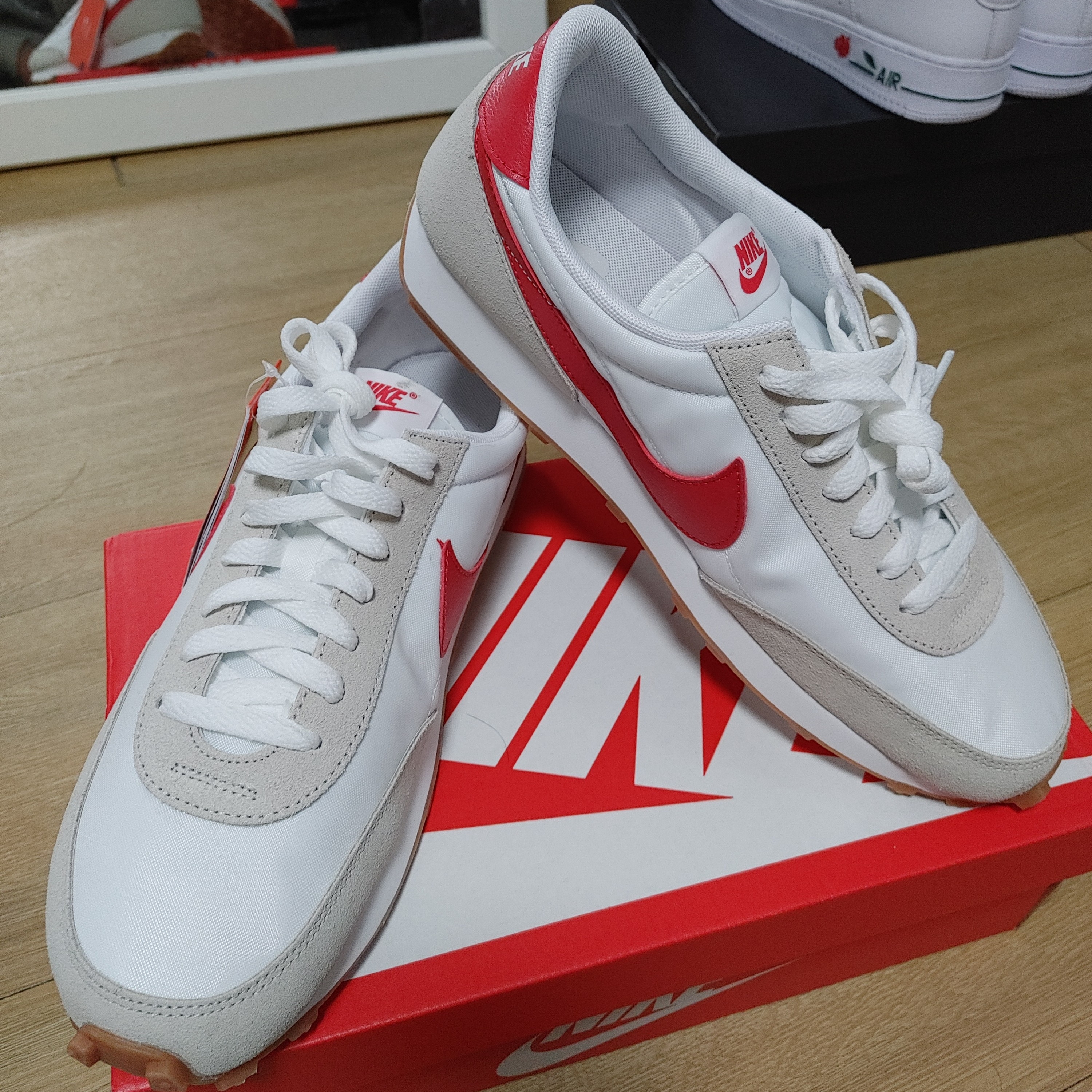(W) Nike Daybreak Summit White University Red 착용 스타일 - 3
