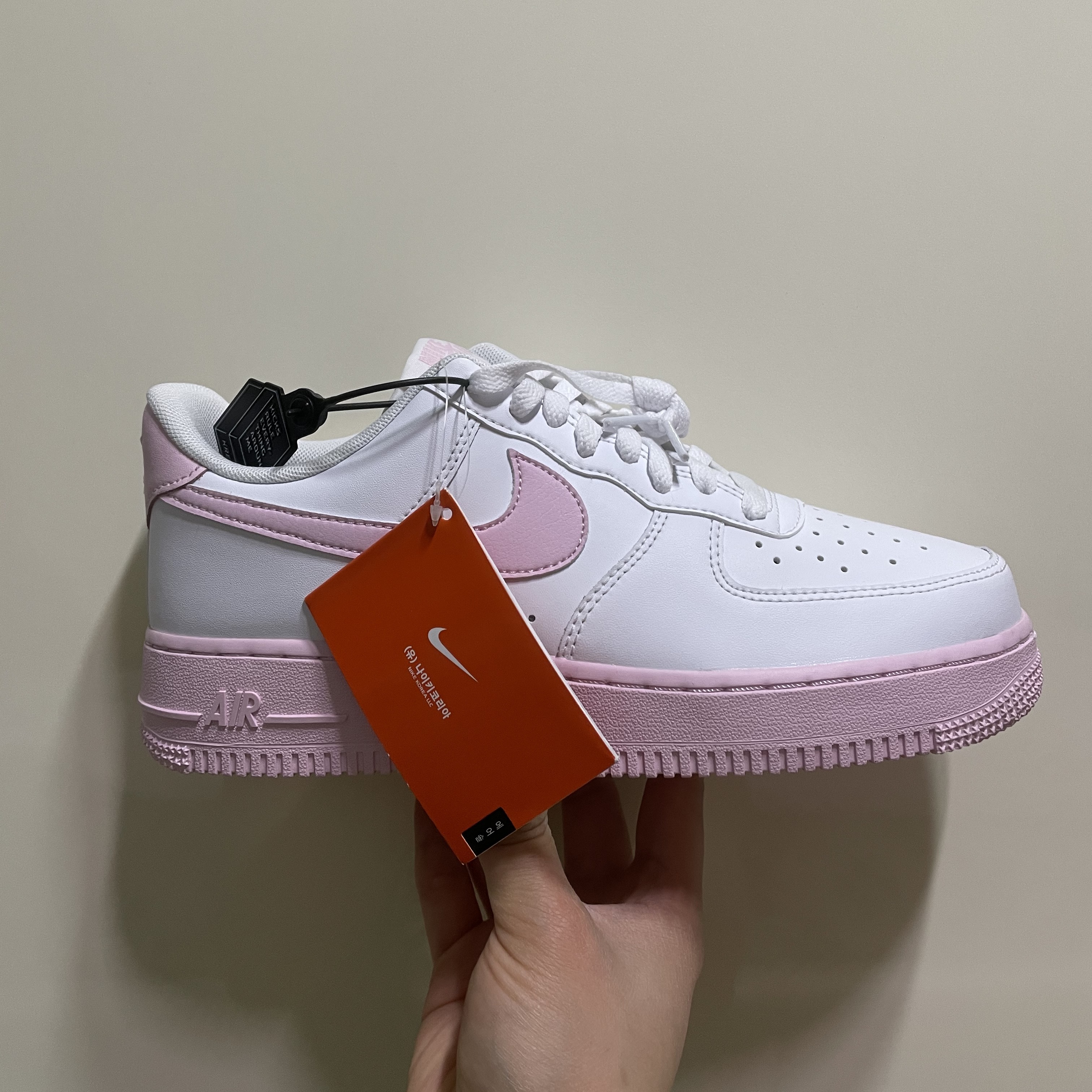 Nike Air Force 1 Low White Pink Midsole 착용 스타일 - 2