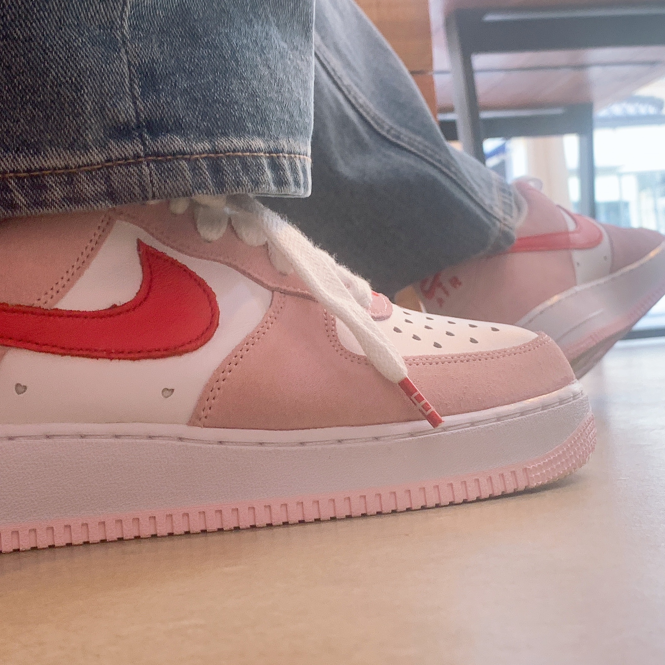 Nike Air Force 1 '07 QS Valentine's Day 착용 스타일 - 3