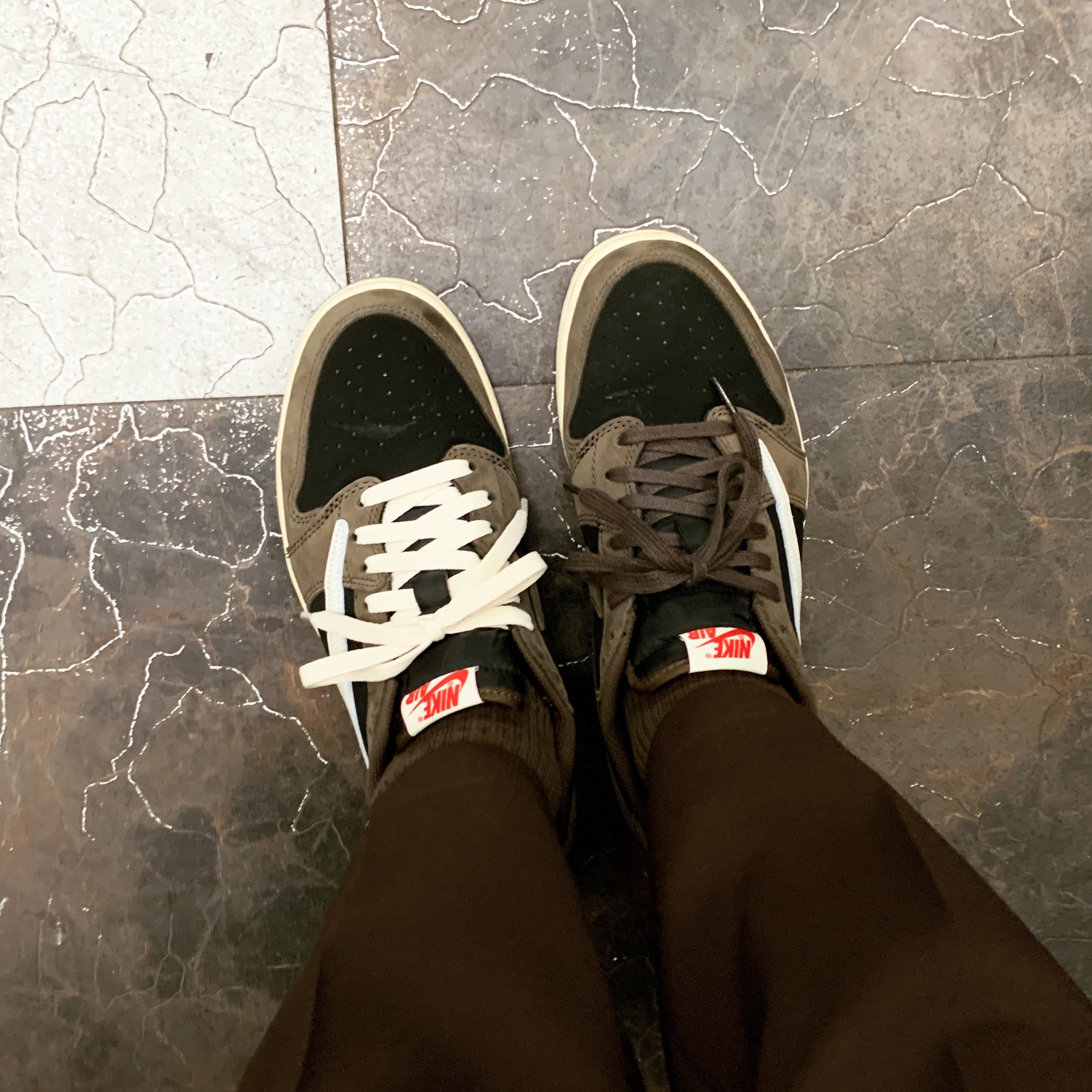 Jordan 1 x Travis Scott Retro Low OG SP Mocha 착용 스타일 - 3