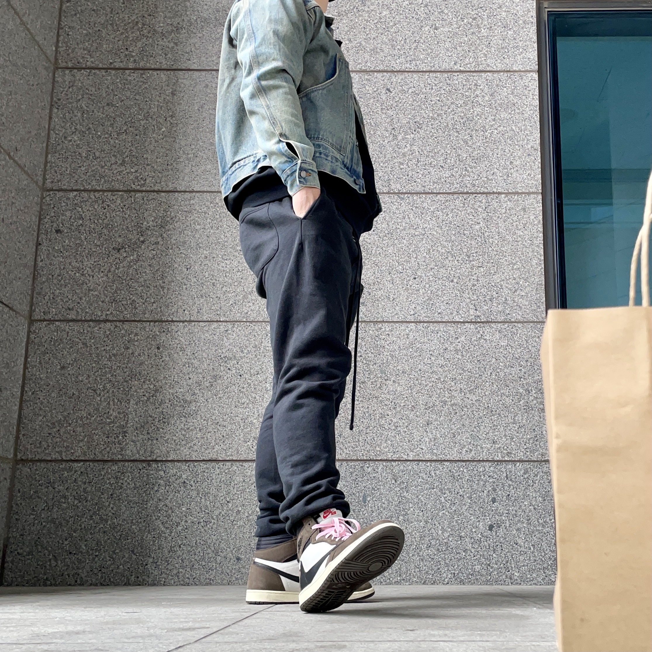 Jordan 1 x Travis Scott Retro High OG SP Mocha, Essentials Sweatpants Dark Slate/Black 2020 착용 스타일