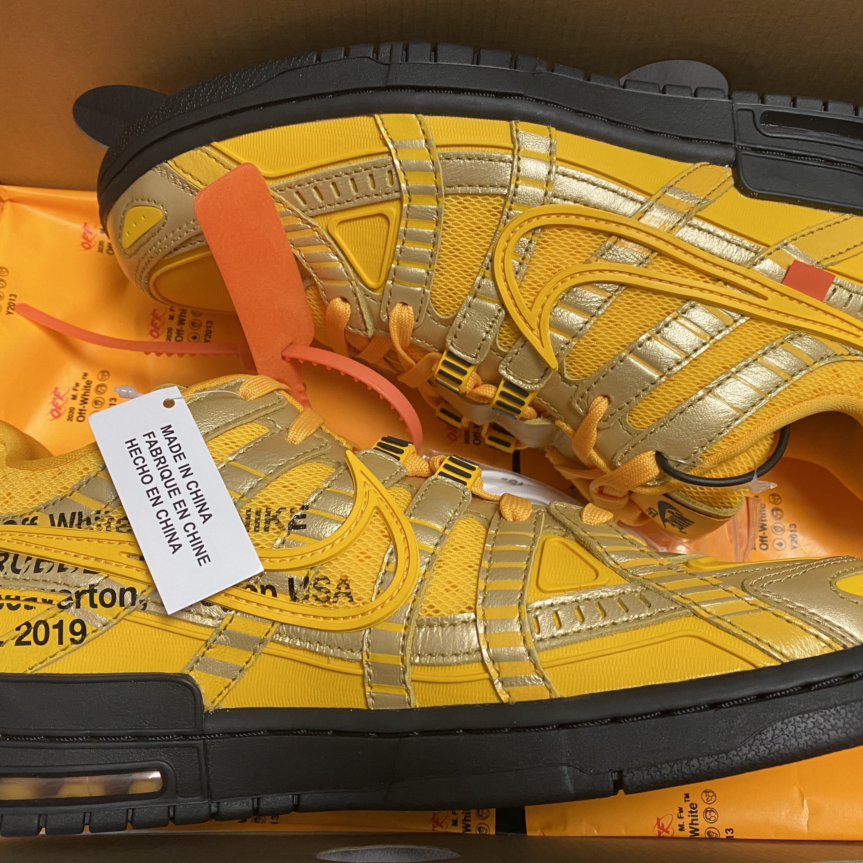 Nike x Off-White Air Rubber Dunk University Gold 착용 스타일