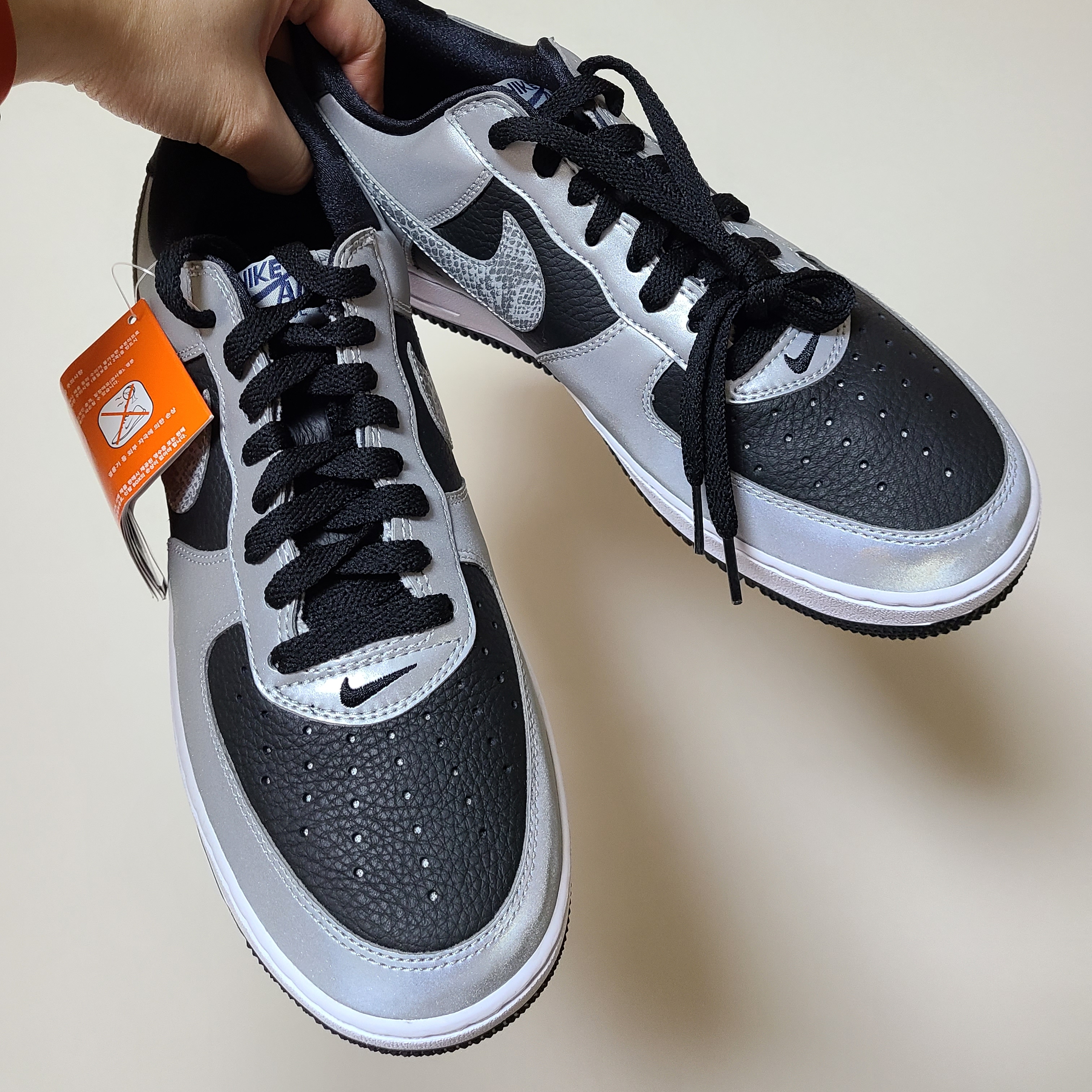 Nike Air Force 1 B Silver Snake 착용 스타일 - 3