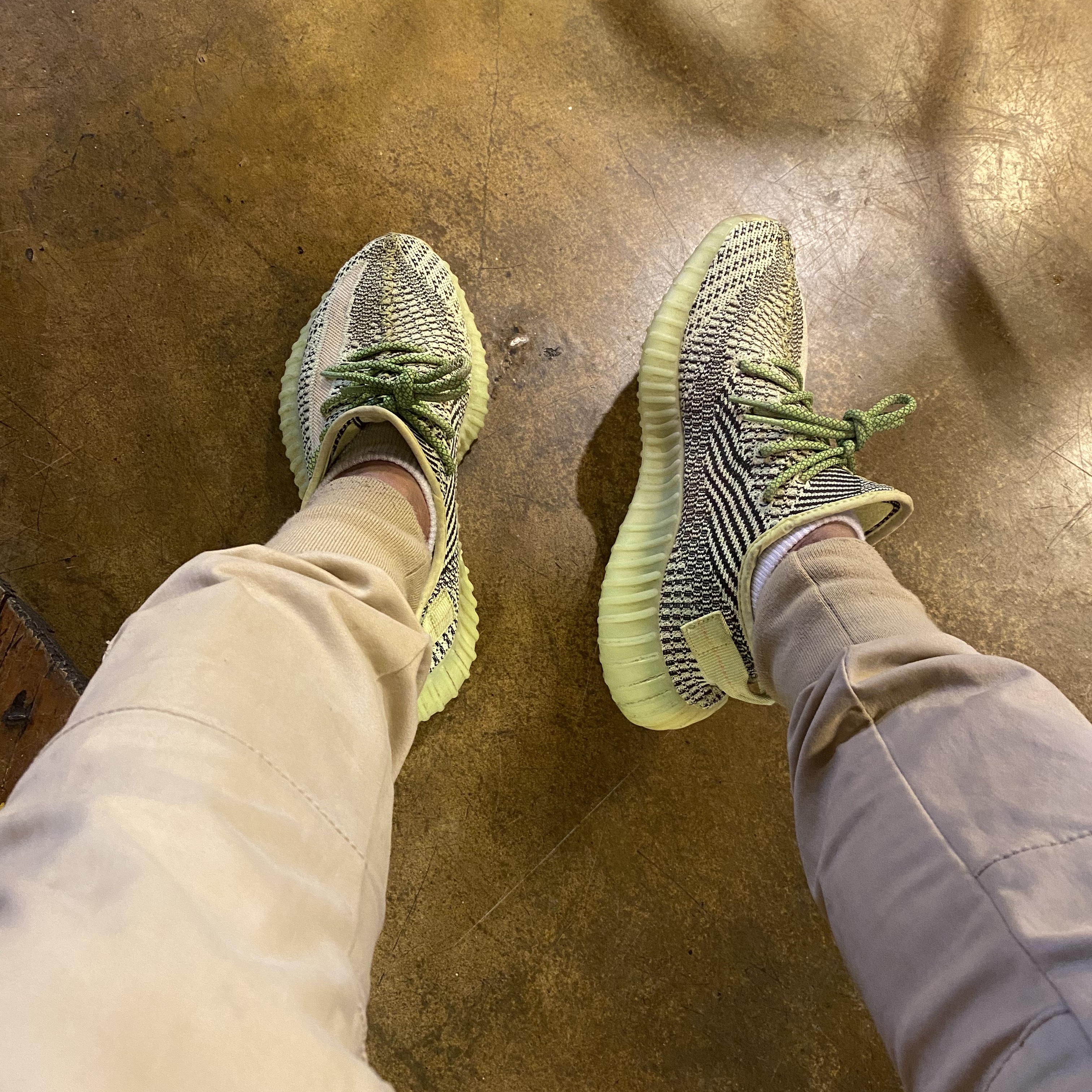 Adidas Yeezy Boost 350 V2 Yeezreel - Non-Reflective 착용 스타일