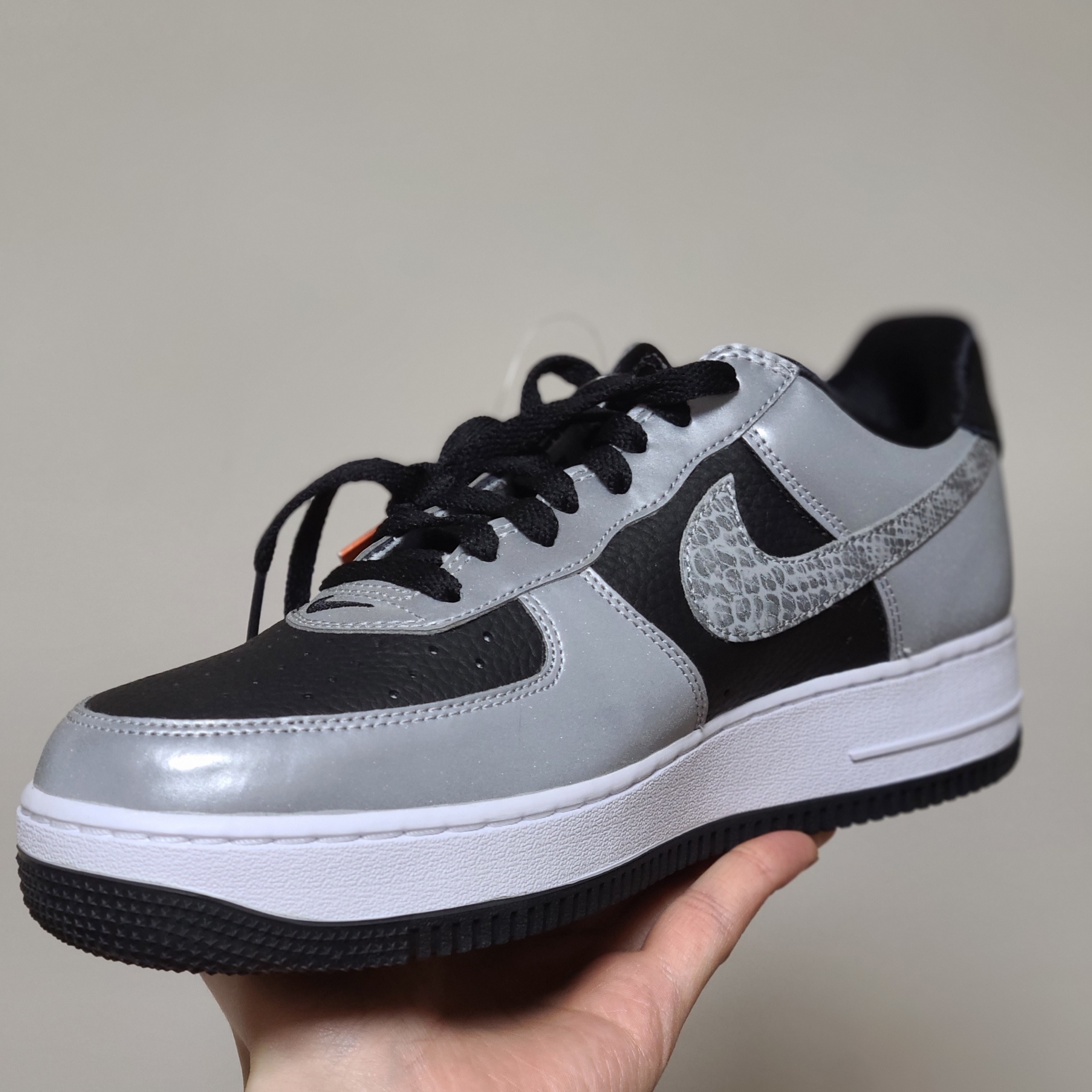 Nike Air Force 1 B Silver Snake 착용 스타일 - 2