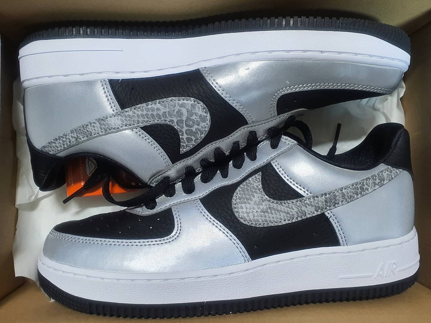 Nike Air Force 1 B Silver Snake 착용 스타일 - 1