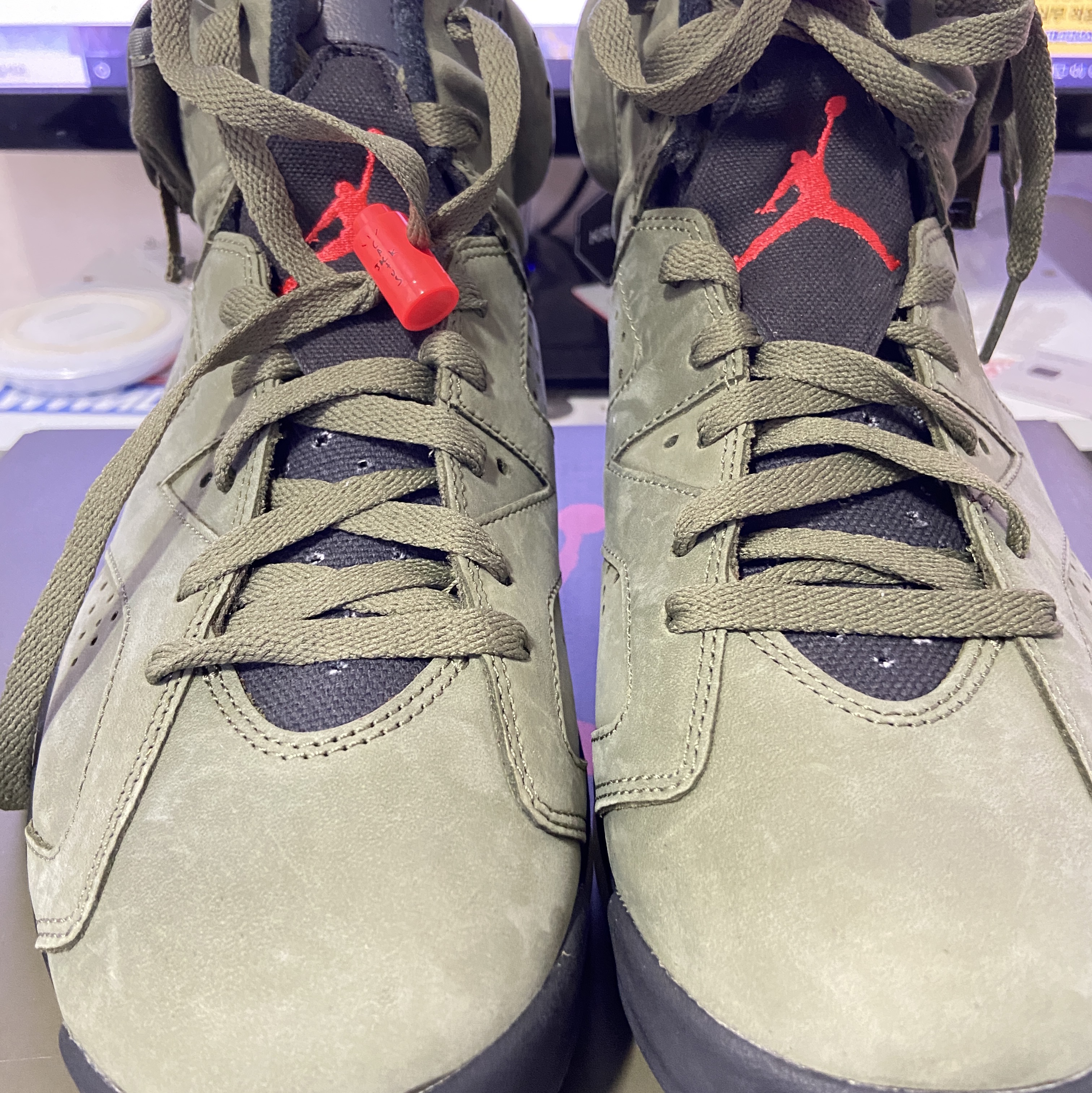 Jordan 6 x Travis Scott Retro Olive 착용 스타일 - 2