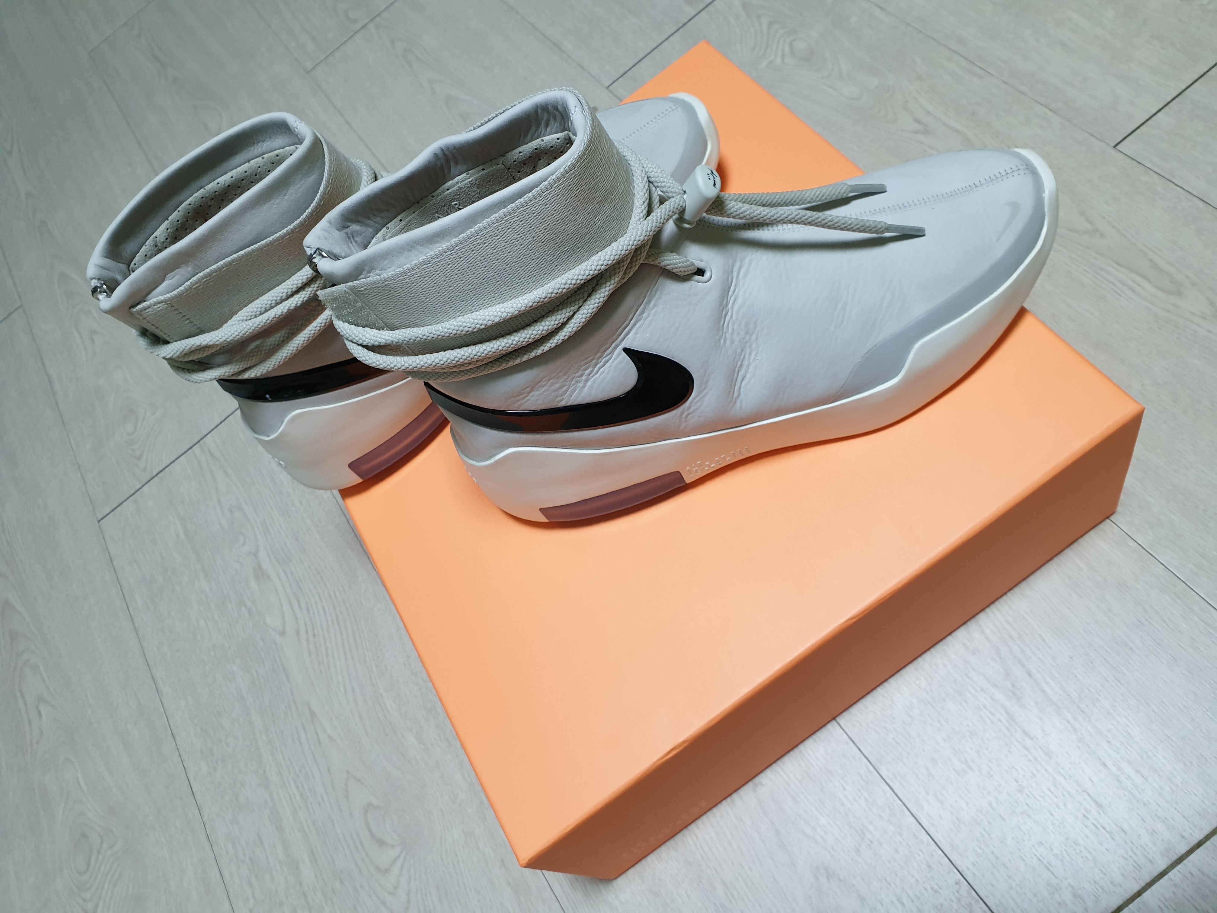 Nike x Fear of God Air Fear of God SA Light Bone 착용 스타일 - 1