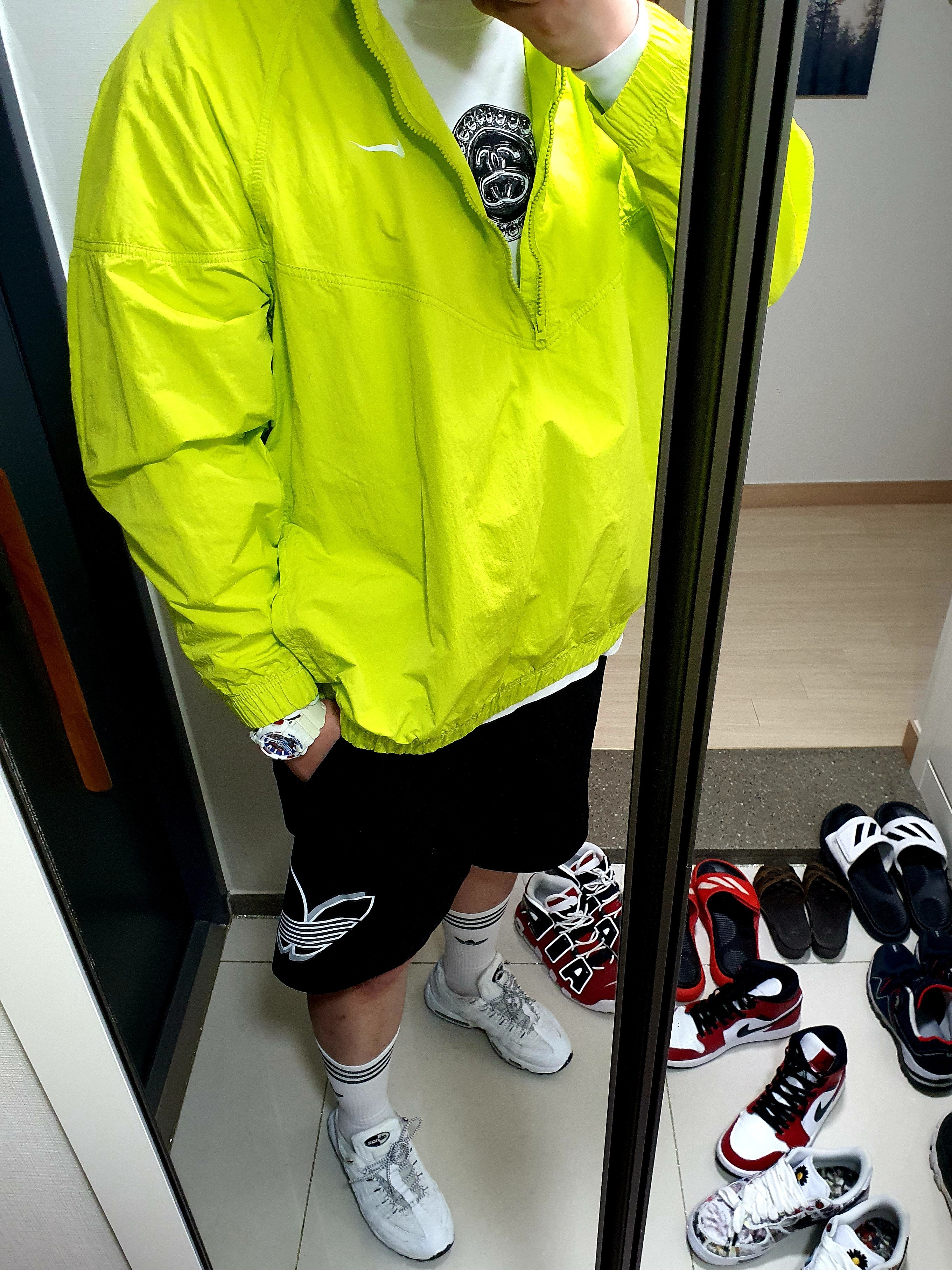 Nike x Stussy Windrunner Jacket Bright Cactus, Nike x Stussy Big Swoosh LS T-Shirt White - US/EU 착용 스타일
