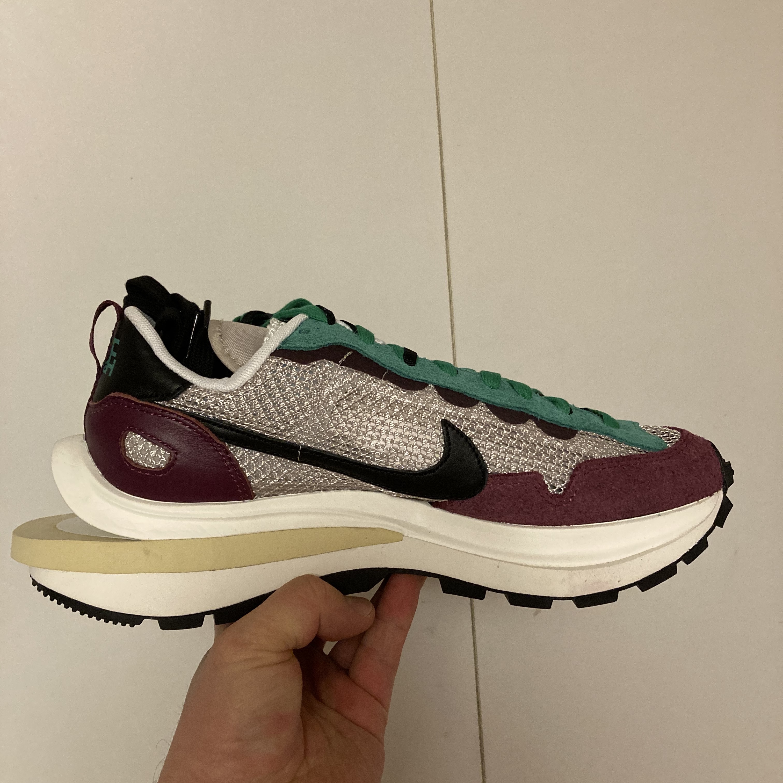 Nike x Sacai VaporWaffle String & Black Villain Red 착용 스타일 - 2