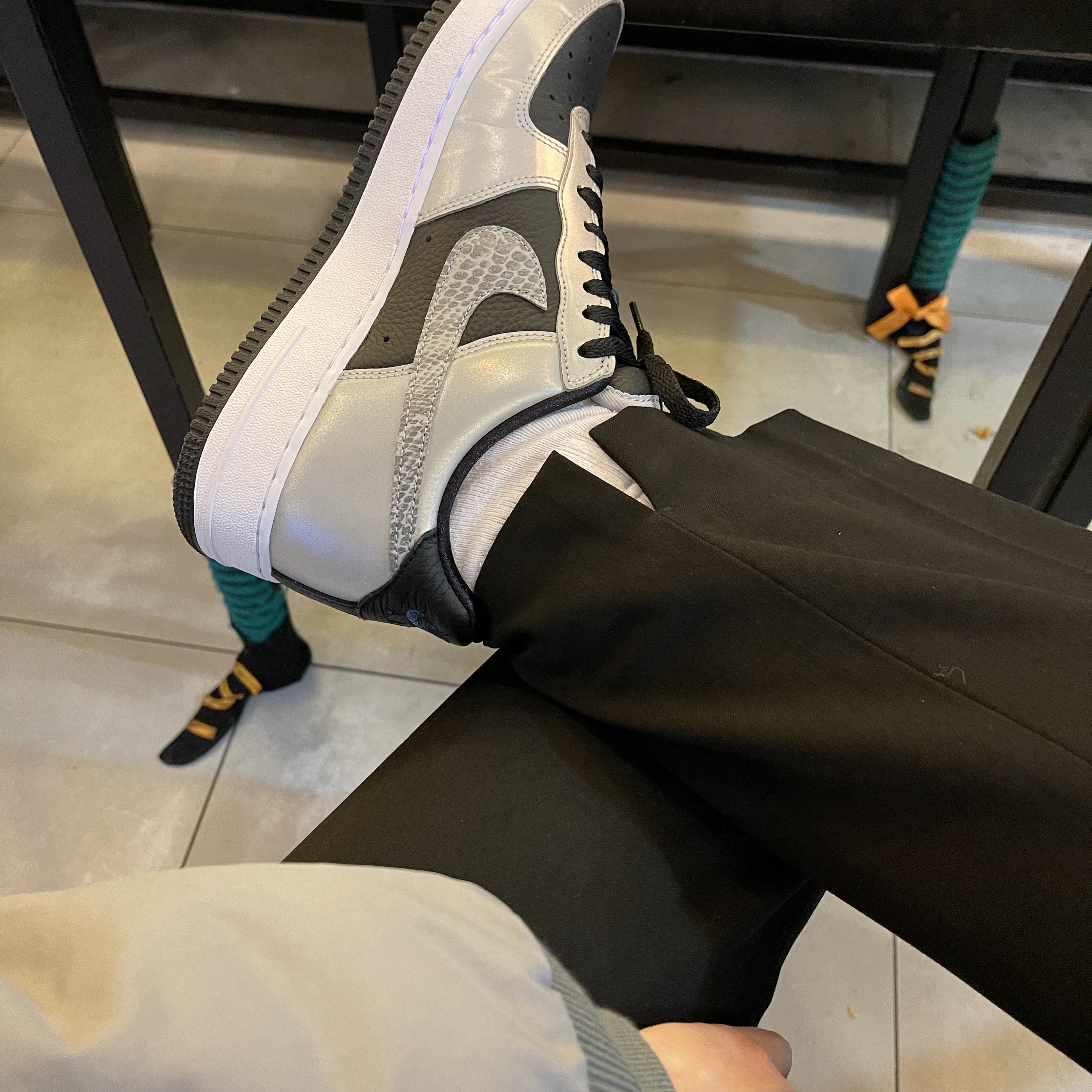Nike Air Force 1 B Silver Snake 착용 스타일 - 2