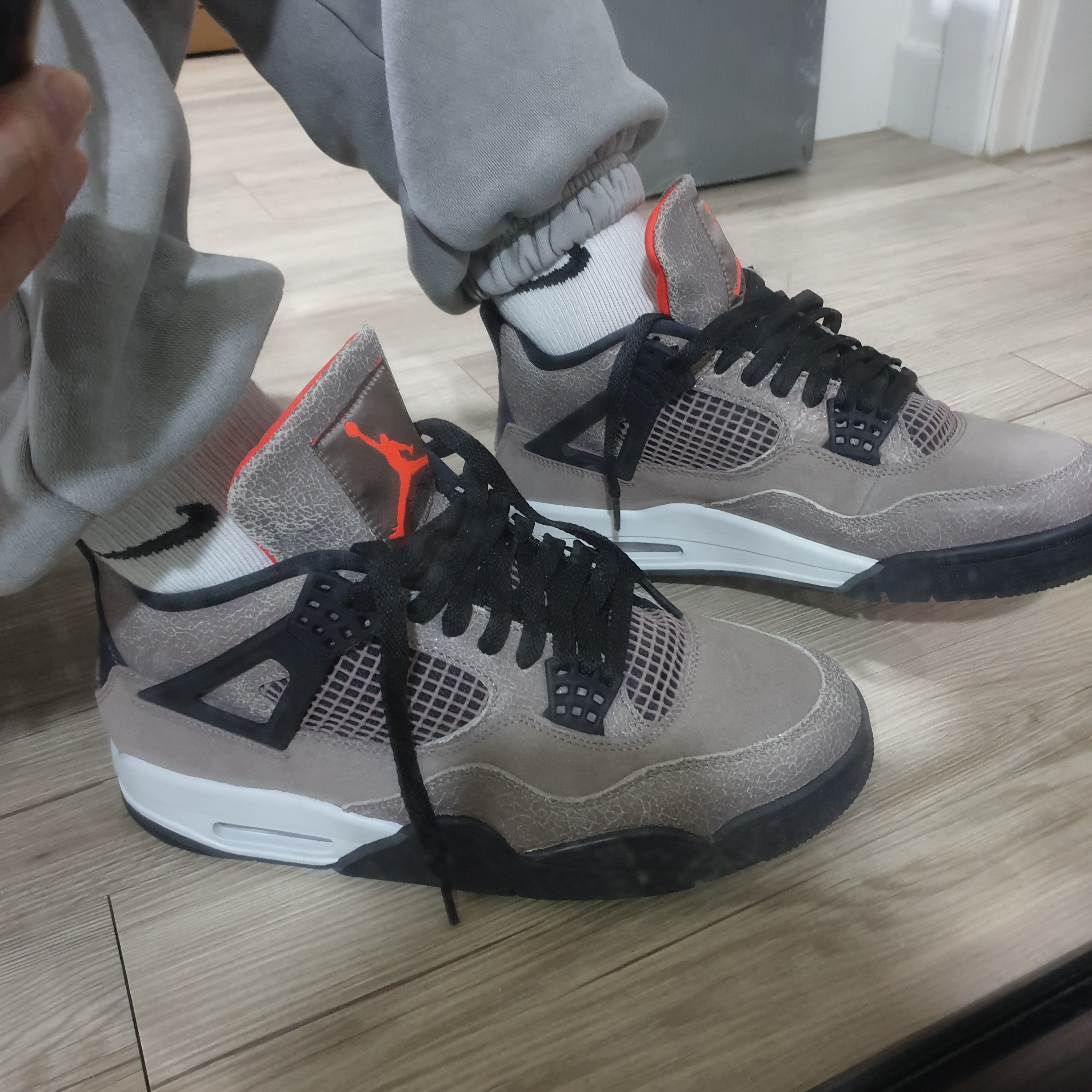 Jordan 4 Retro Taupe Haze 착용 스타일 - 3