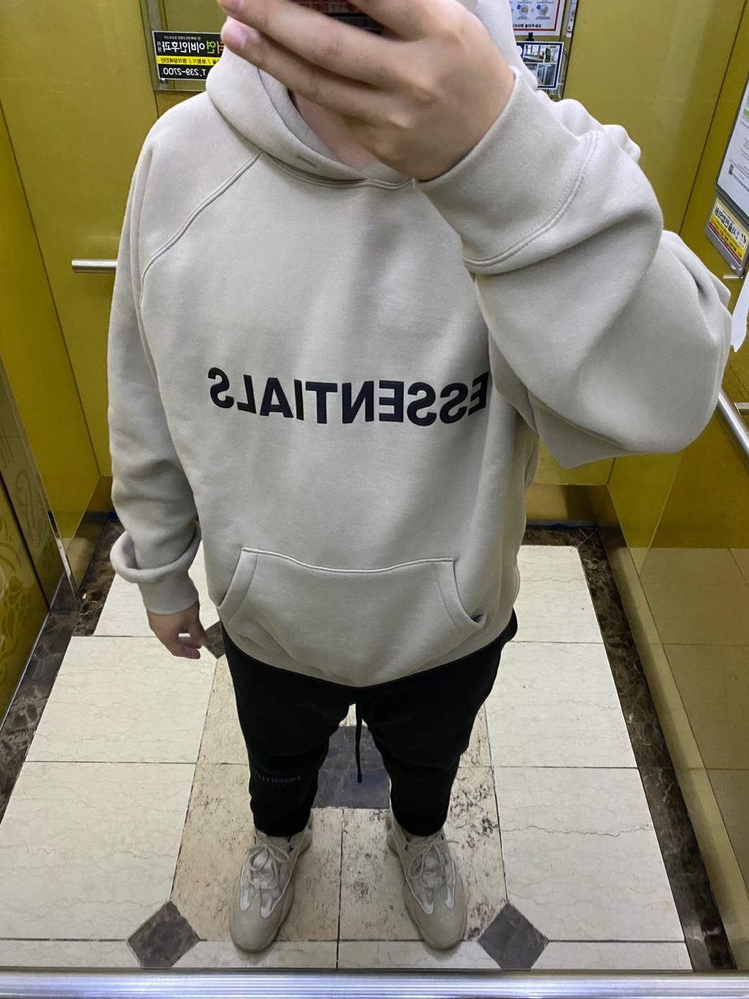 Adidas Yeezy 500 Blush 2018, Essentials Sweatpants Dark Slate/Black 2020 착용 스타일