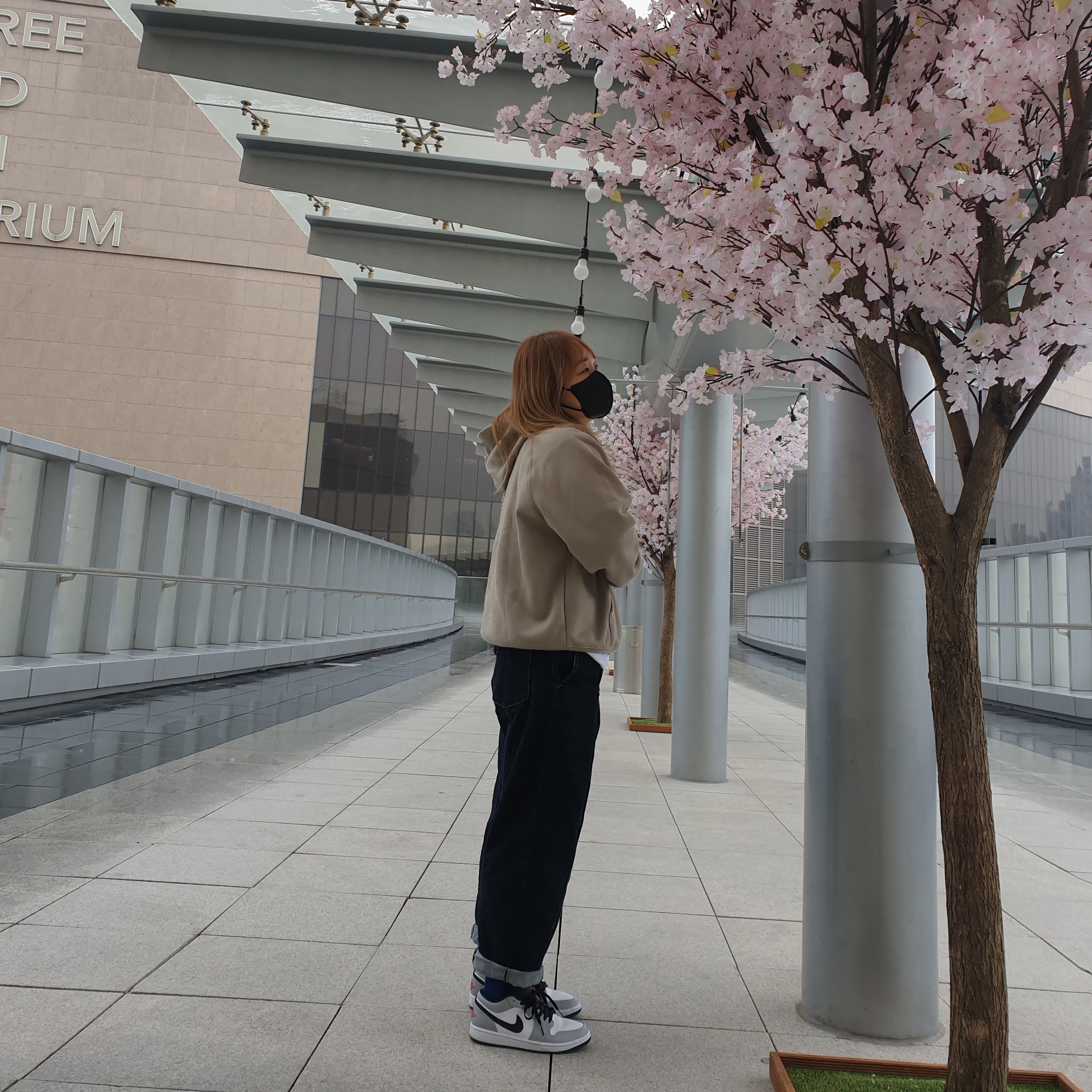 Jordan 1 Low Light Smoke Grey, Essentials 3D Silicon Applique Pullover Hoodie Olive/Khaki - 20FW 착용 스타일