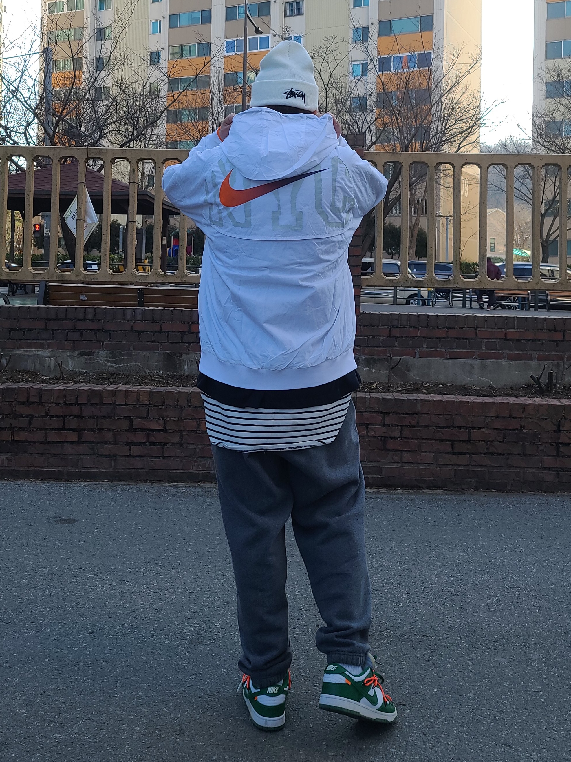 Nike x Stussy Cuff Beanie White, Nike x Kith New York Knicks Windrunner Jacket White 착용 스타일 - 2