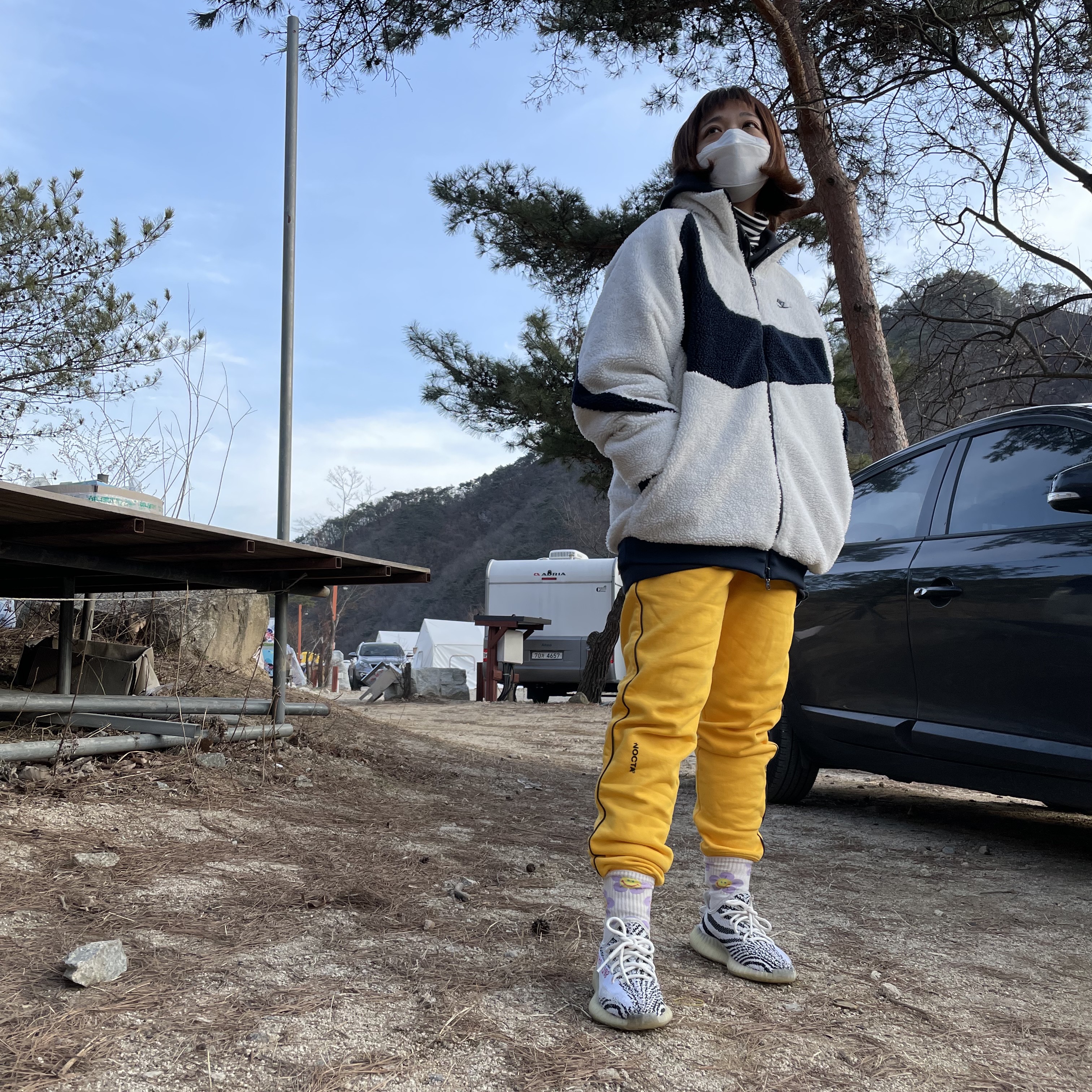 Adidas Yeezy Boost 350 V2 Zebra 2017/2019/2020, Nike x Drake Nocta Fleece Pants University Gold - Asia 착용 스타일