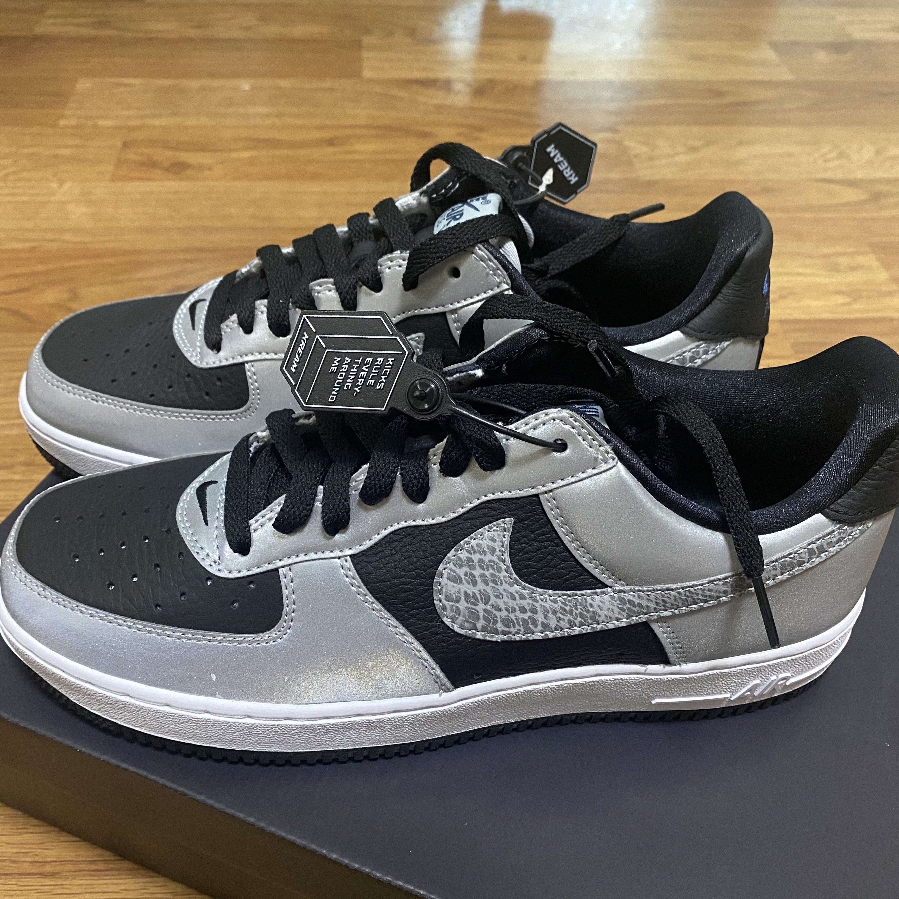 Nike Air Force 1 B Silver Snake 착용 스타일 - 1