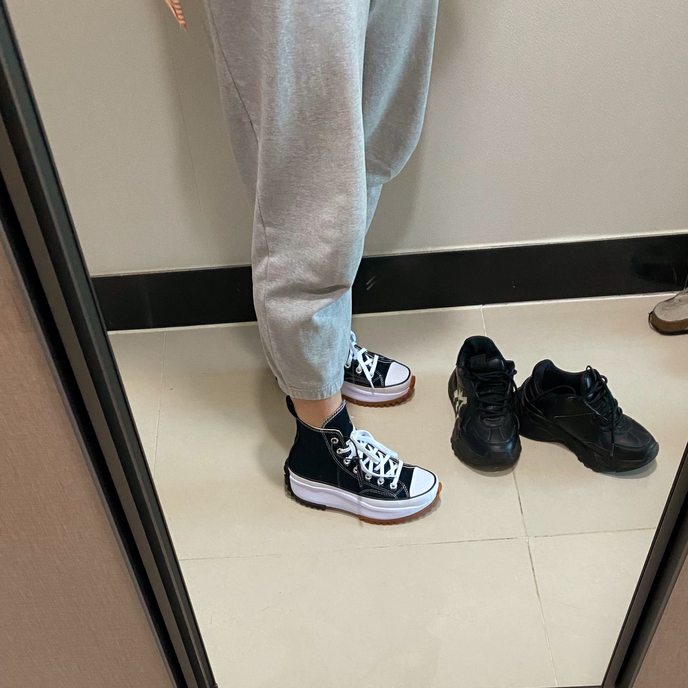 Converse Run Star Hike Hi Black White Gum 착용 스타일 - 1