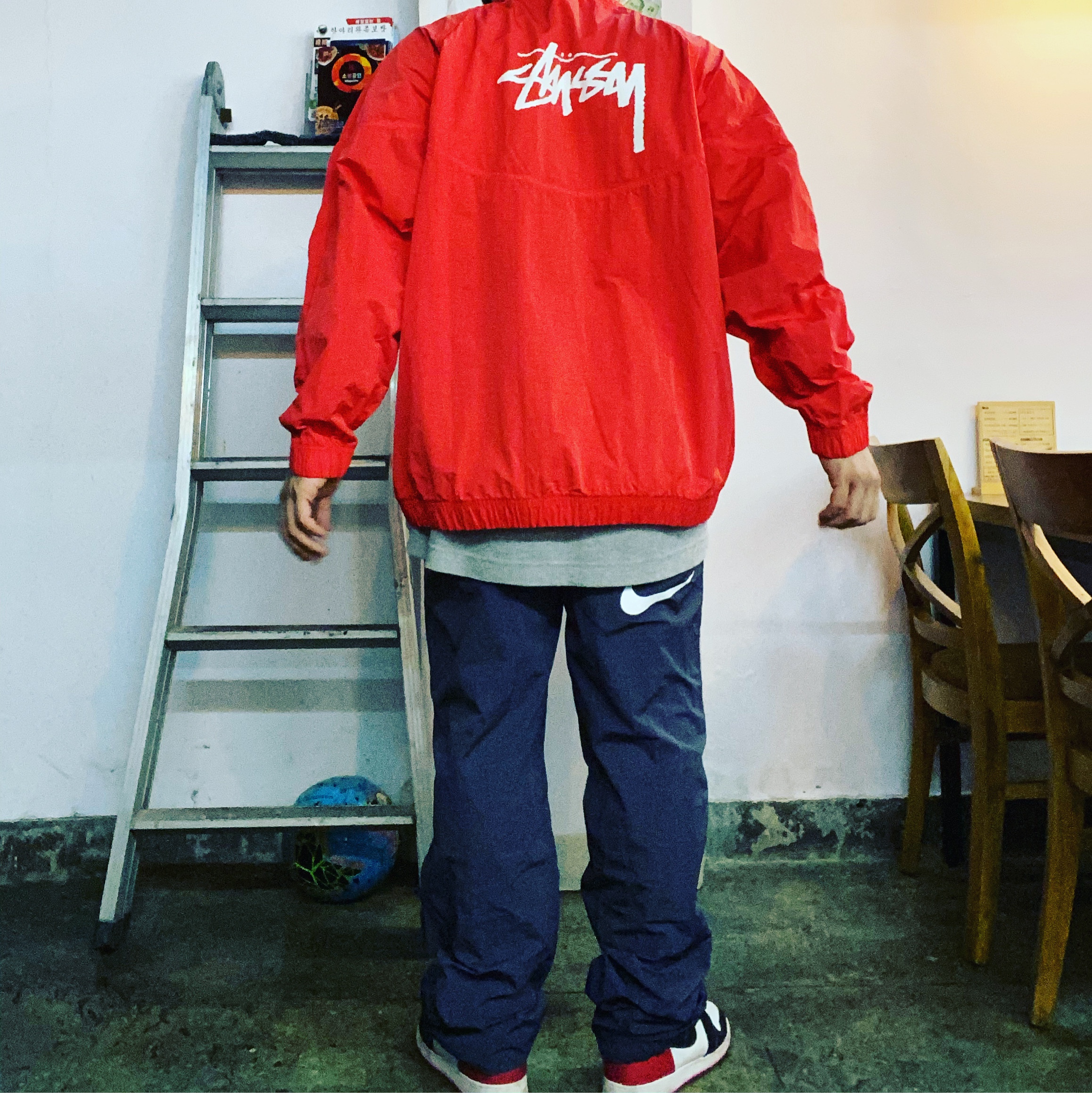 Nike x Stussy Beach Pants Off Noir, Nike x Stussy Windrunner Jacket Habanero Red 착용 스타일