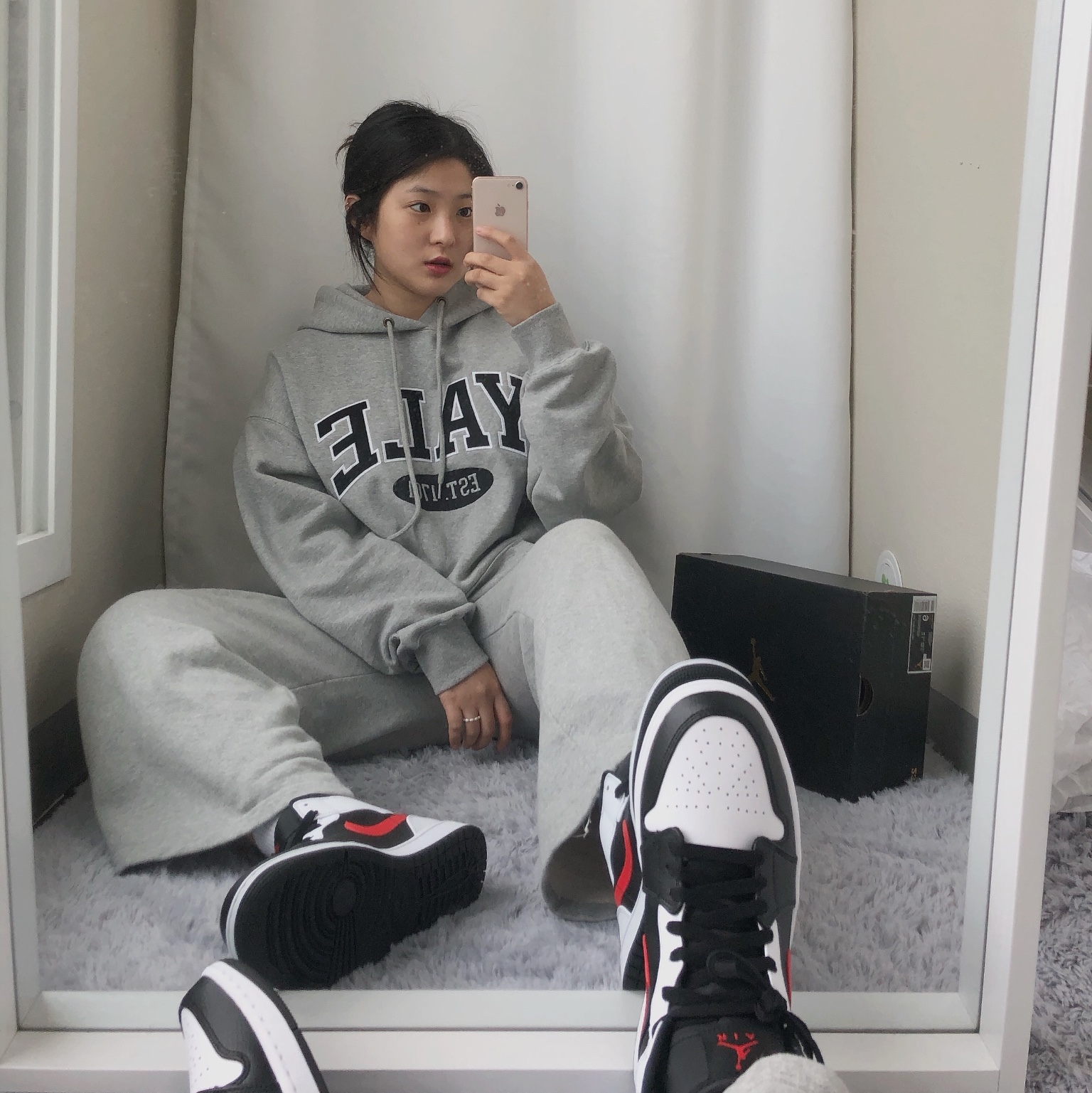 Jordan 1 Mid Black Chile Red 착용 스타일 - 2