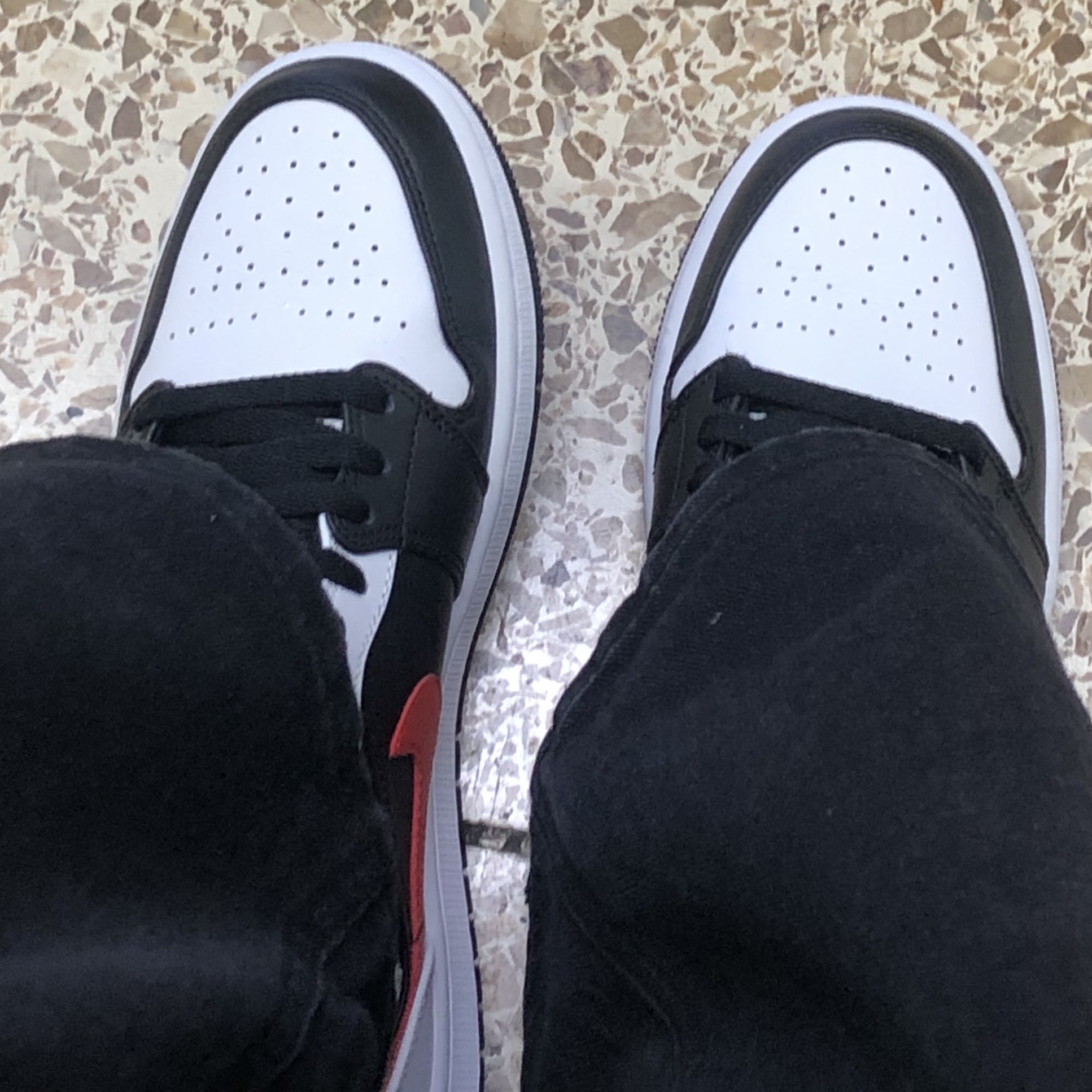 Jordan 1 Mid Black Chile Red 착용 스타일 - 2