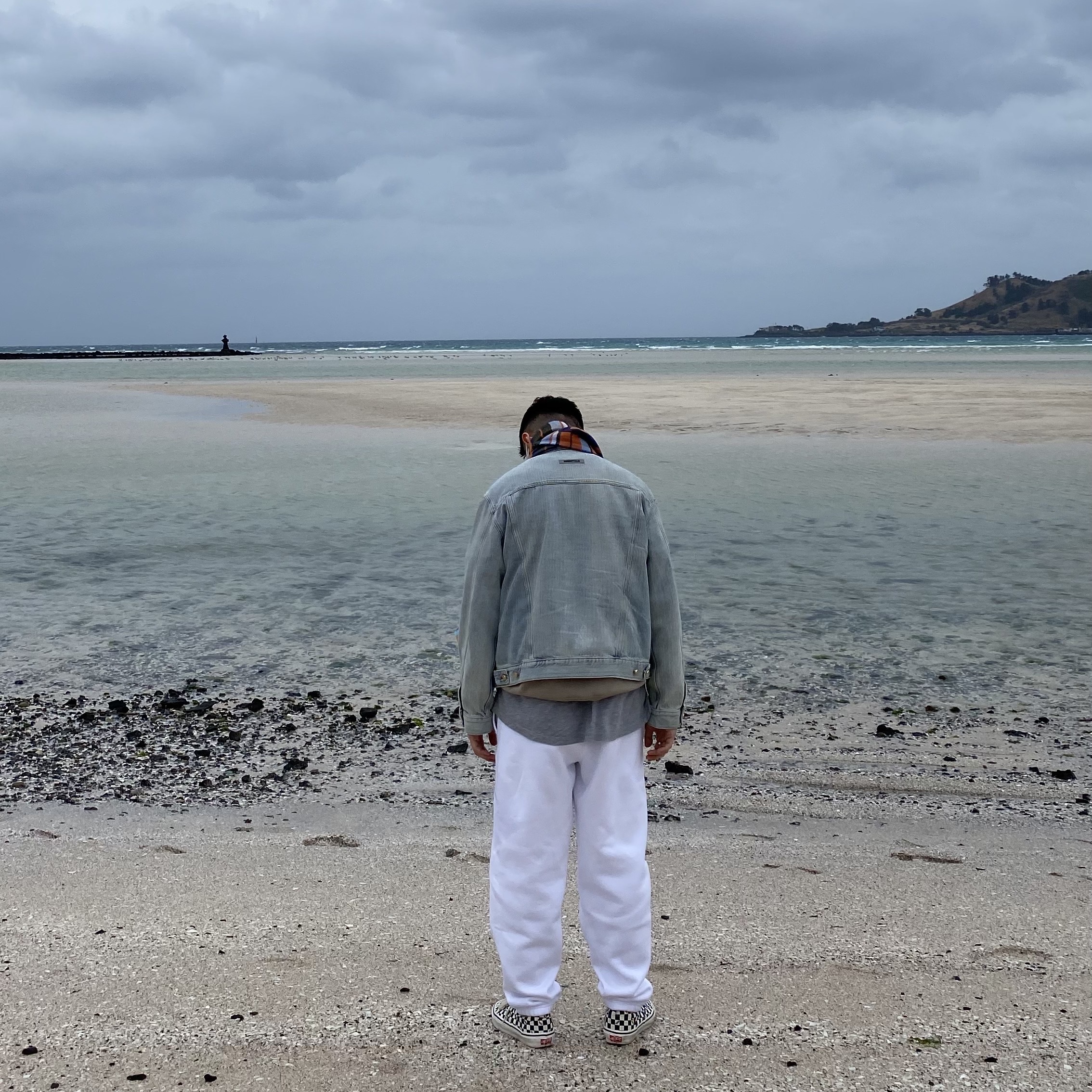 Essentials Denim Trucker Jacket Light Indigo - 20FW, Nike M NRG Sweatpants White 착용 스타일