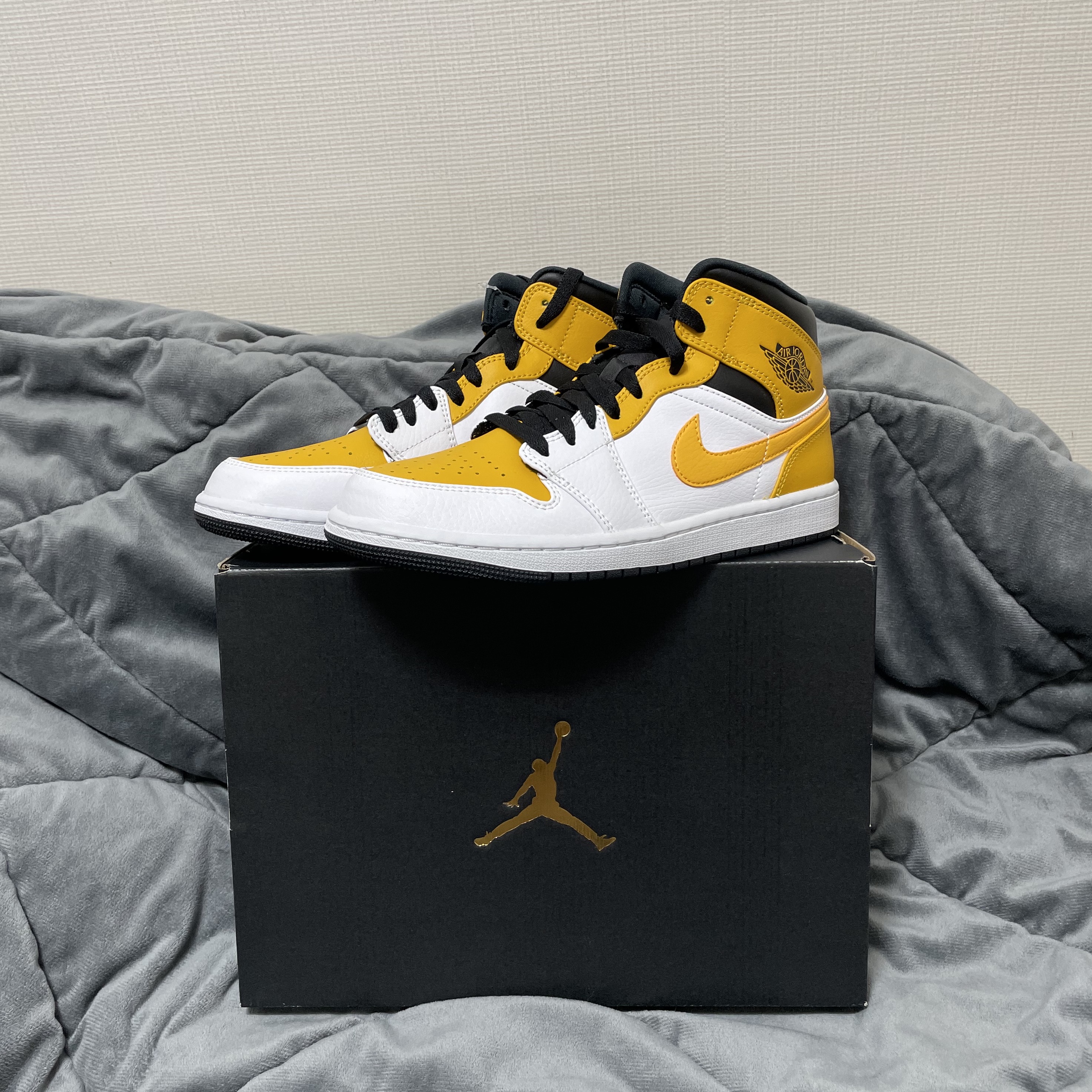 Jordan 1 Mid White University Gold 착용 스타일