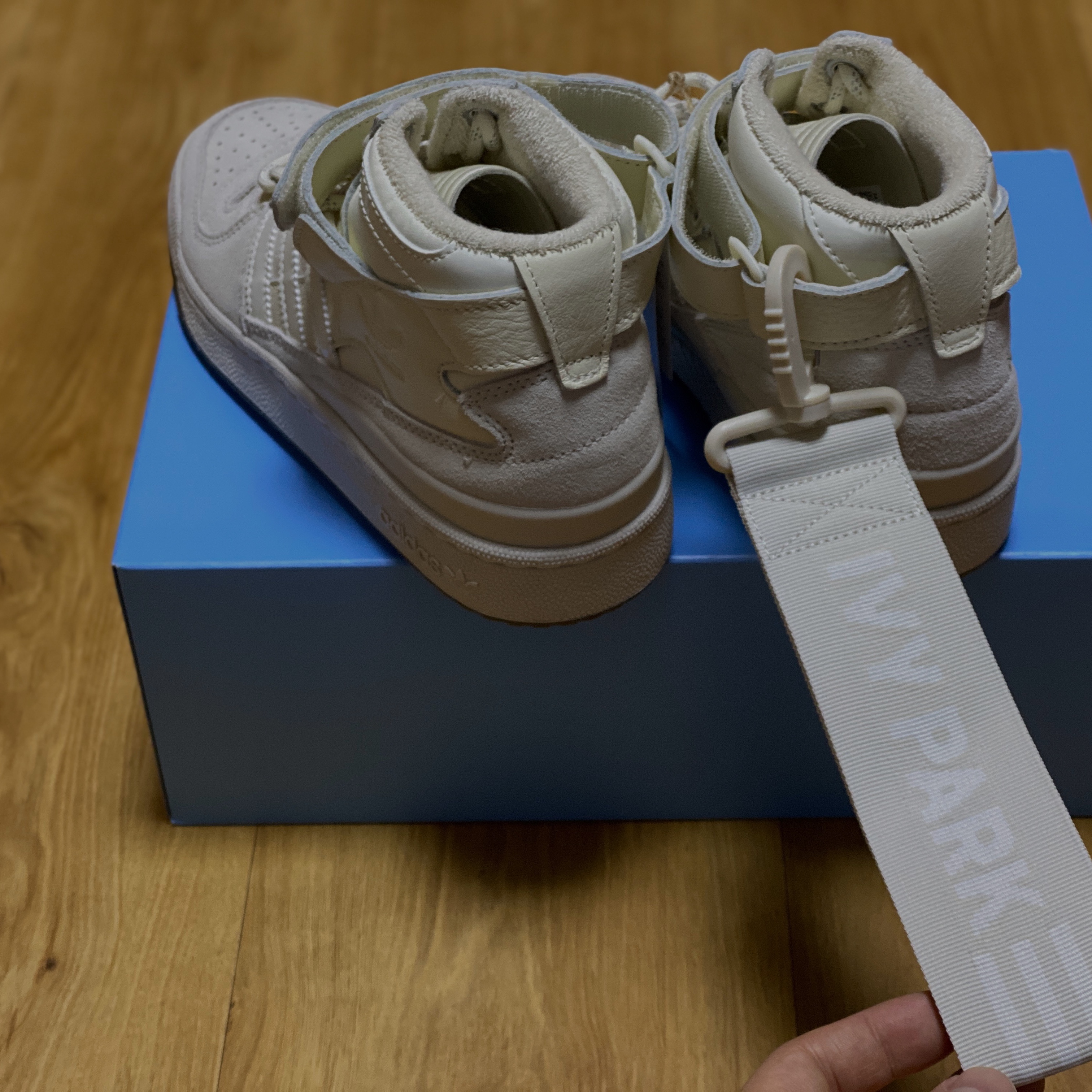 Adidas x Beyonce Ivy Park Forum Mid Alumina 착용 스타일 - 2