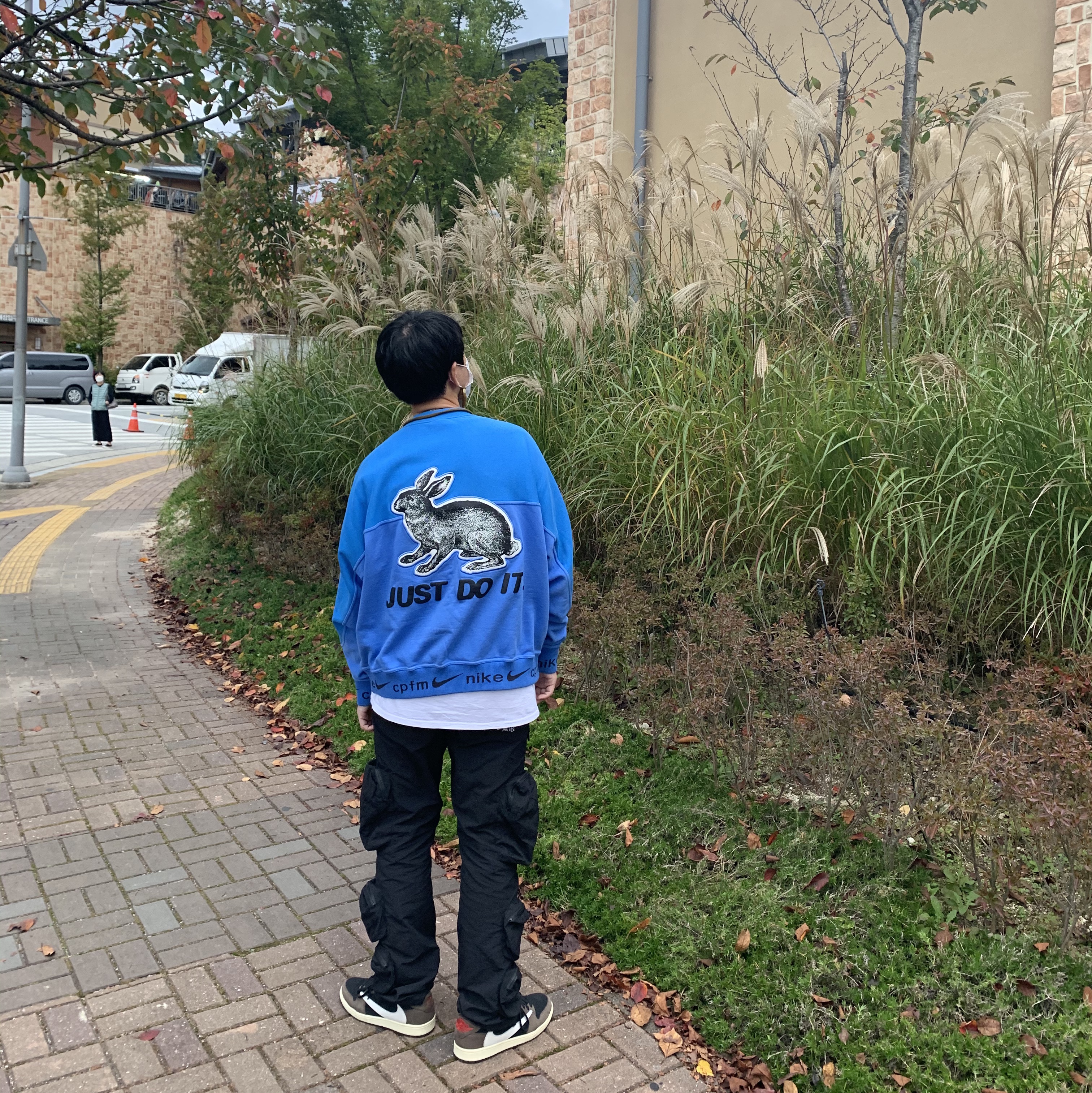 Nike x Cactus Plant Flea Market Fleece Crewneck Blue, Jordan 1 x Travis Scott Retro Low OG SP Mocha 착용 스타일 - 3