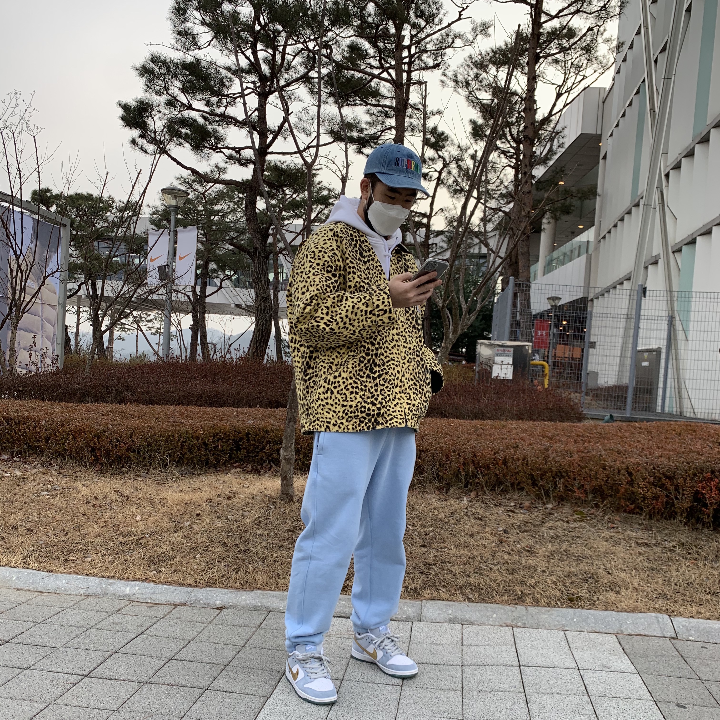 Nike x Sean Cliver SB Dunk Low Holiday Special 착용 스타일