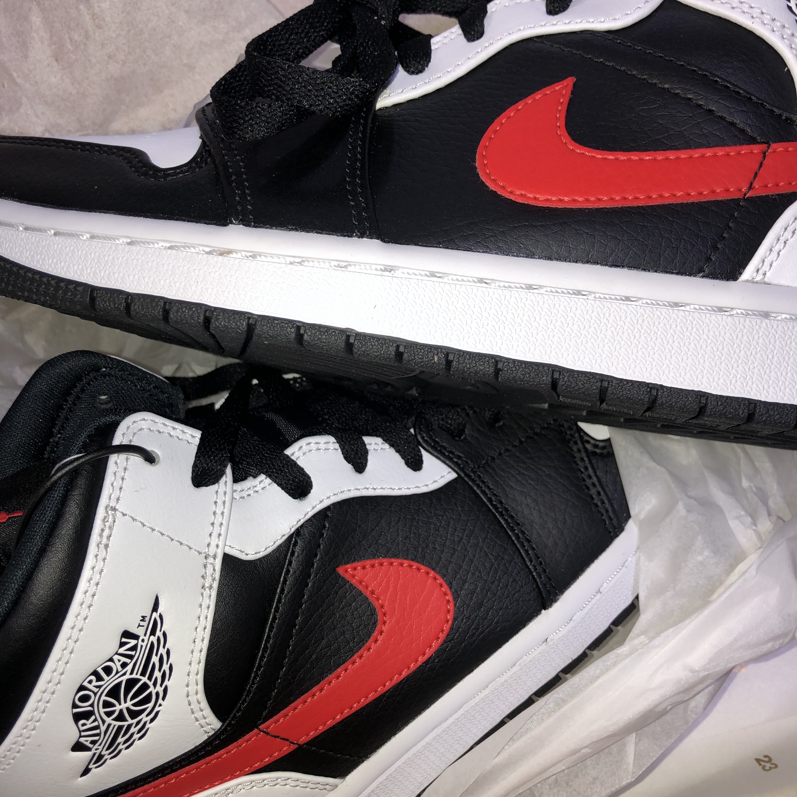 Jordan 1 Mid Black Chile Red 착용 스타일 - 1