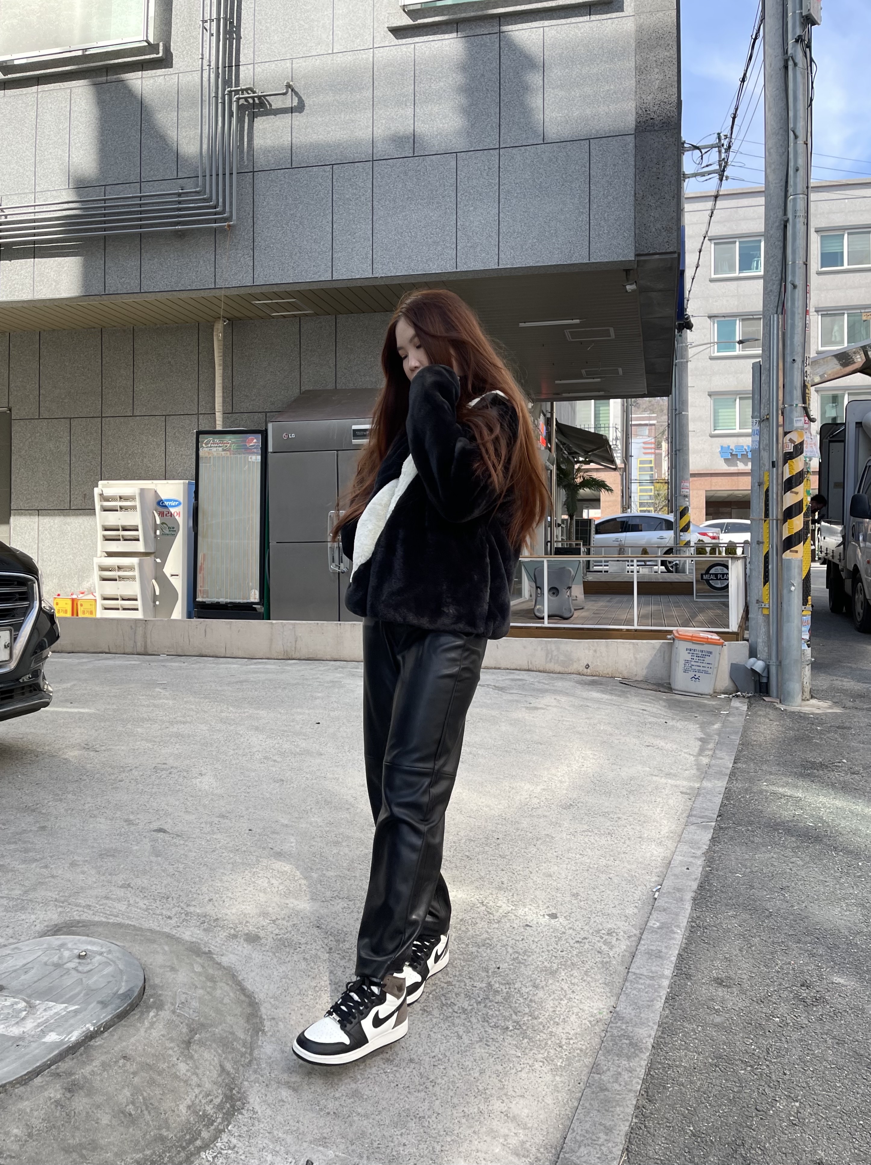 (GS) Jordan 1 Retro High OG Black Mocha 착용 스타일 - 1