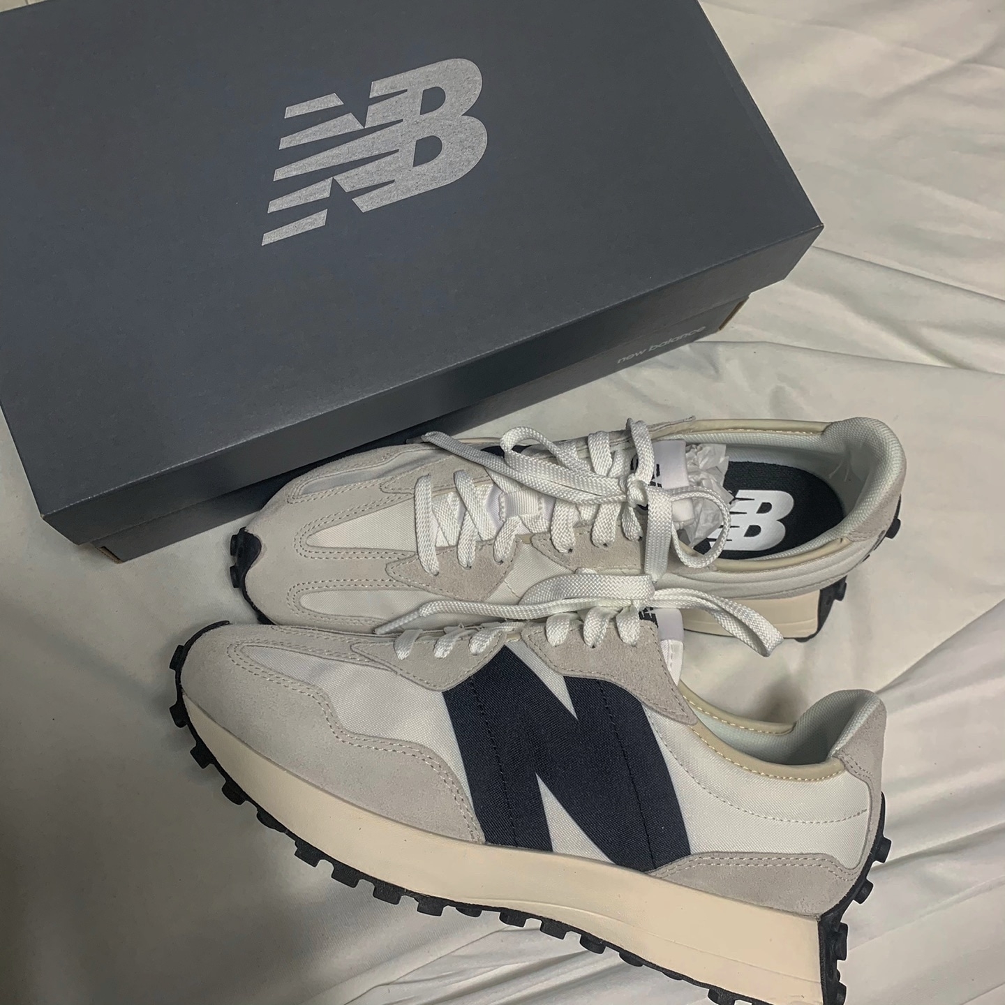 New Balance 327 White Black 착용 스타일