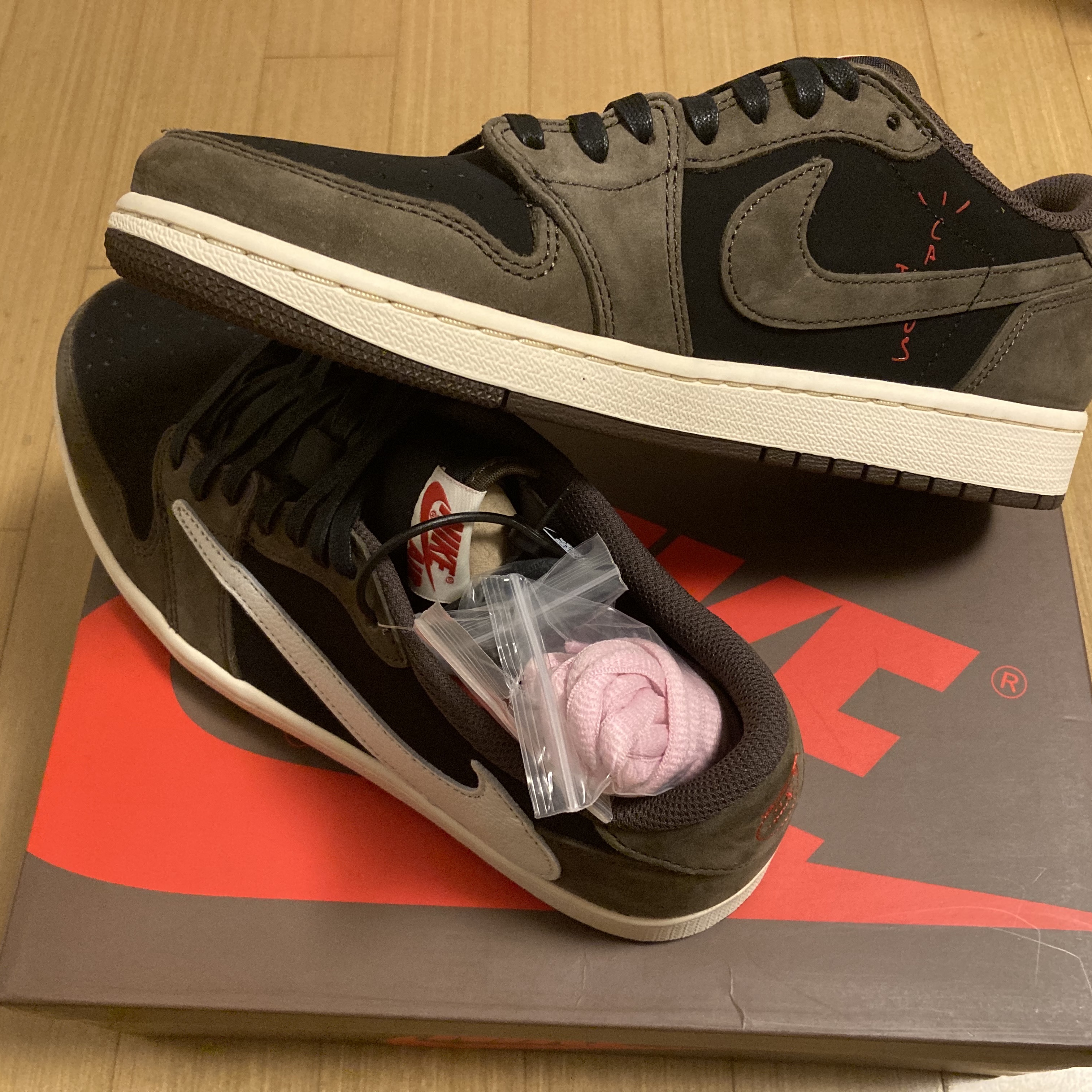 Jordan 1 x Travis Scott Retro Low OG SP Mocha 착용 스타일 - 2