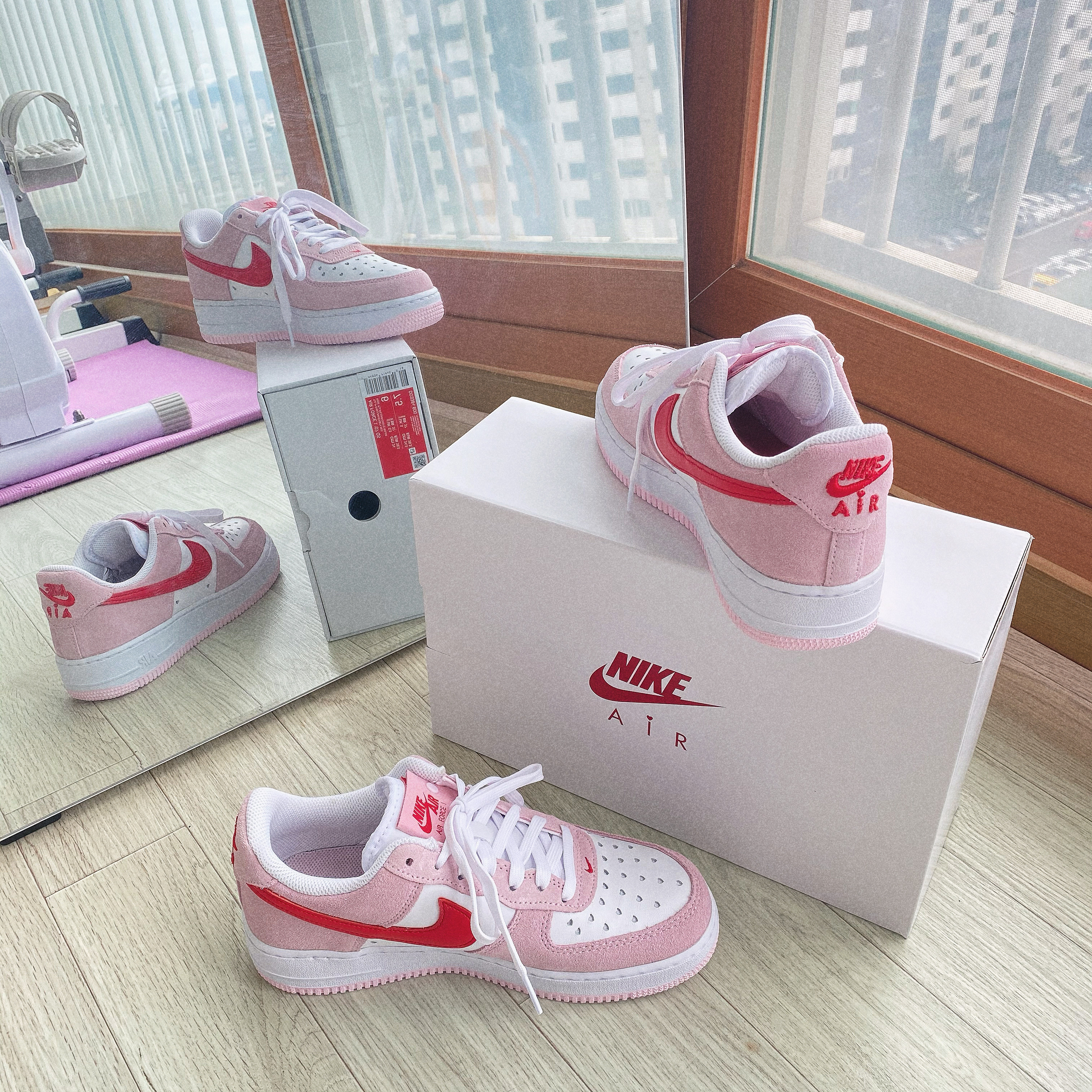 Nike Air Force 1 '07 QS Valentine's Day 착용 스타일