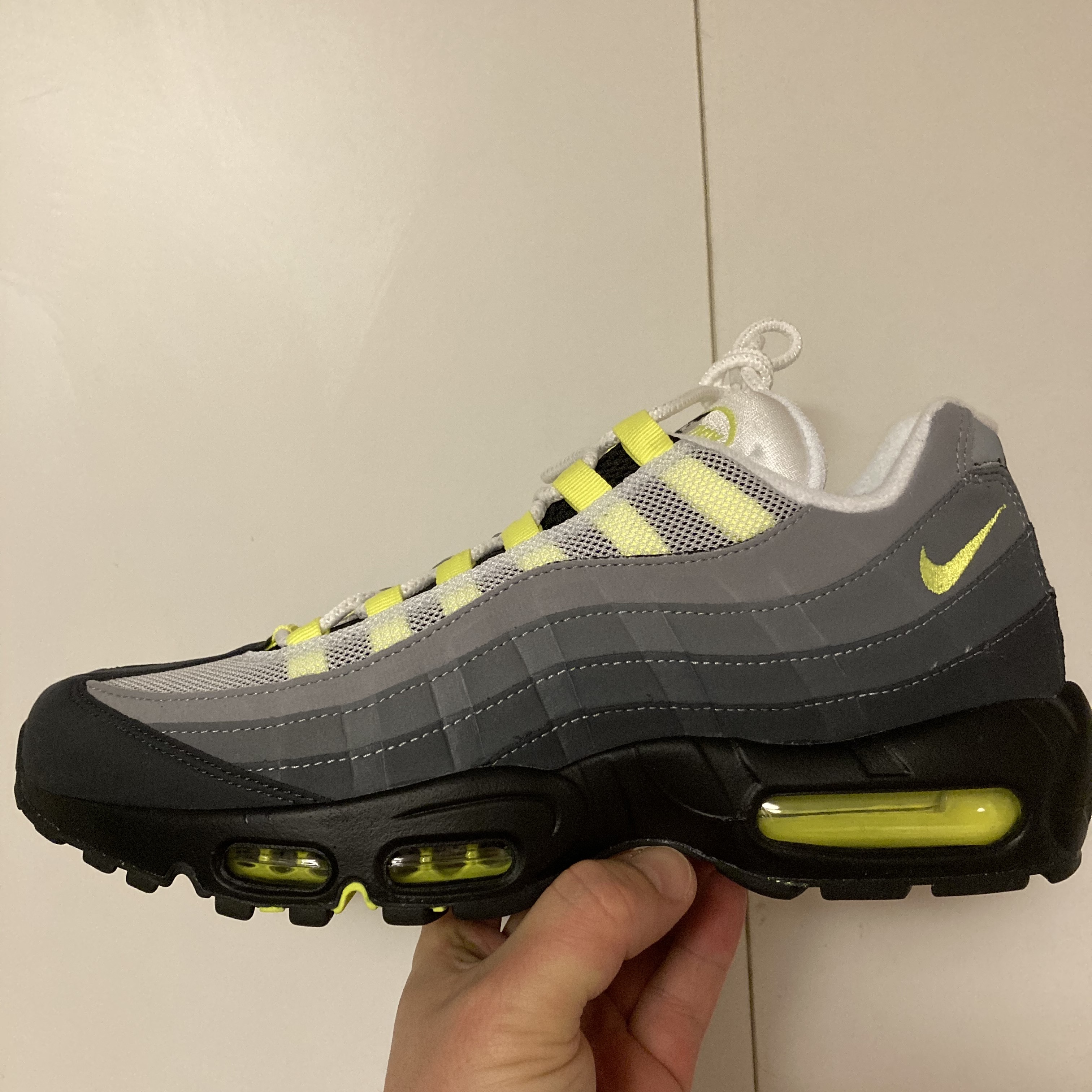 Nike Air Max 95 OG Neon Yellow 2020 착용 스타일 - 3
