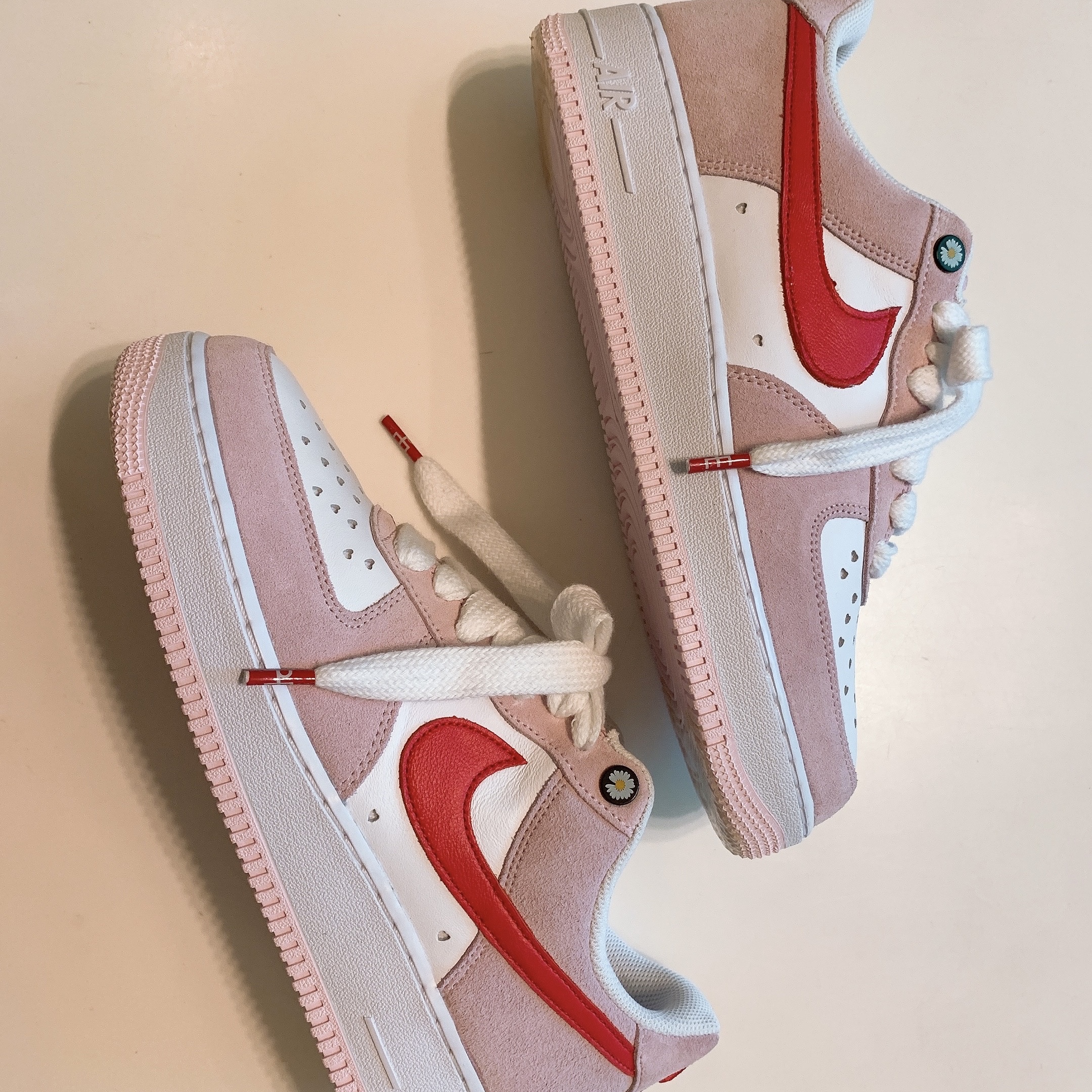 Nike Air Force 1 '07 QS Valentine's Day 착용 스타일 - 2