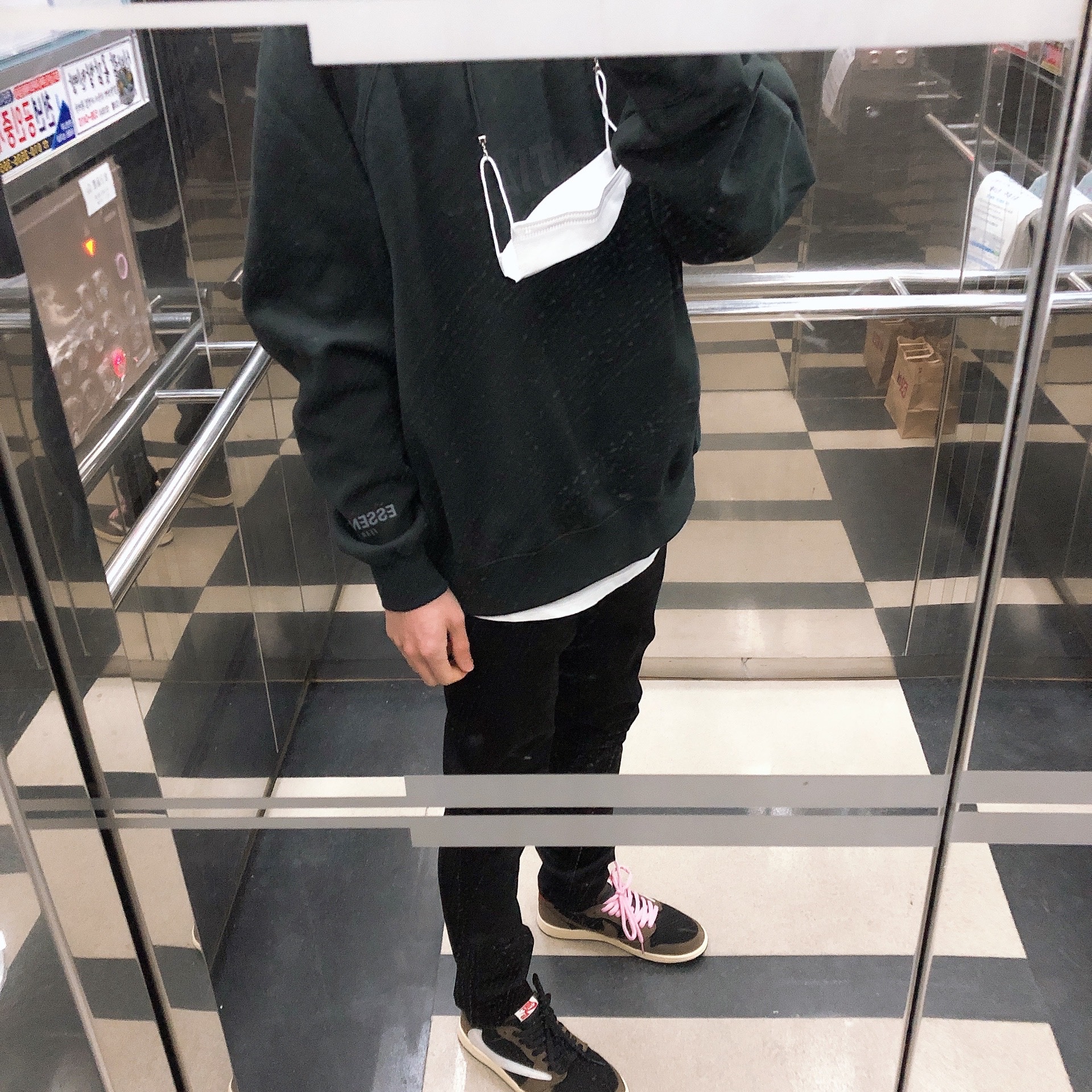 Jordan 1 x Travis Scott Retro Low OG SP Mocha, Essentials 3D Silicon Applique Crewneck Dark Slate/Black 2020 착용 스타일 - 1