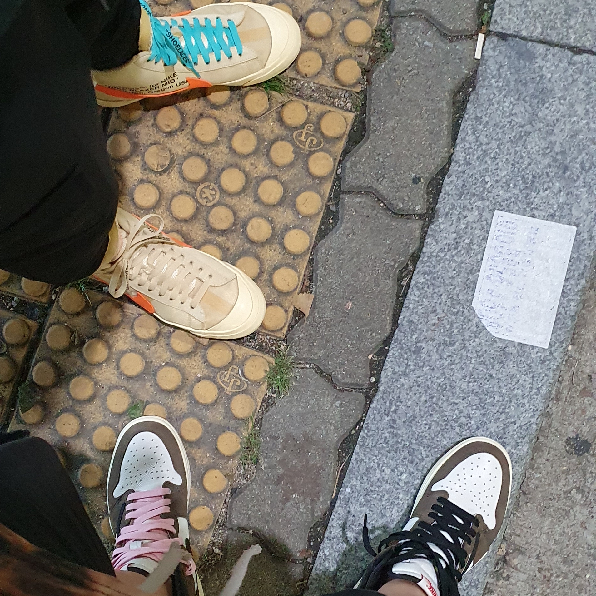 Nike x Off-White Blazer Mid Off-White All Hallow's Eve, Jordan 1 x Travis Scott Retro High OG SP Mocha 착용 스타일