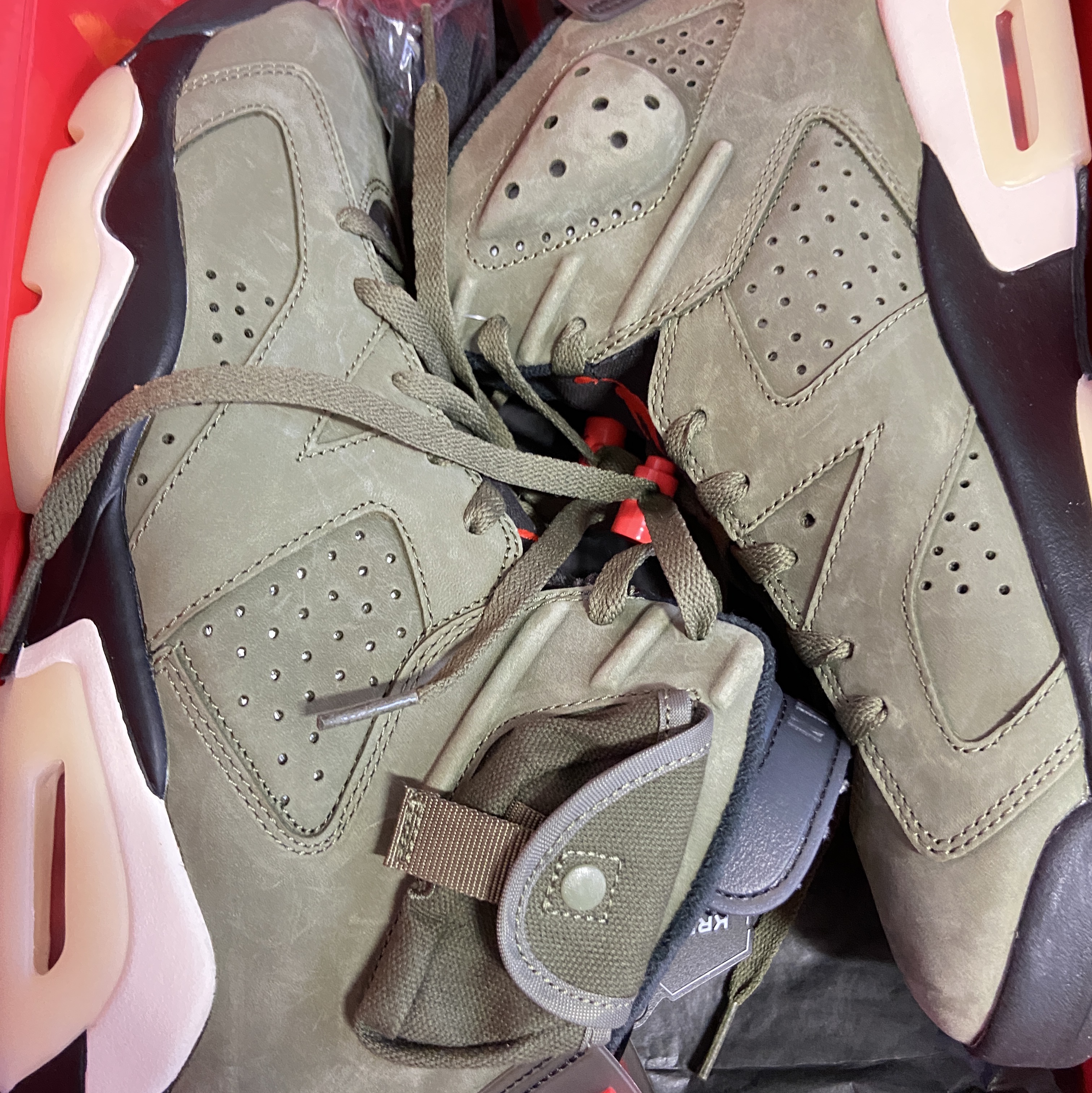 Jordan 6 x Travis Scott Retro Olive 착용 스타일 - 1