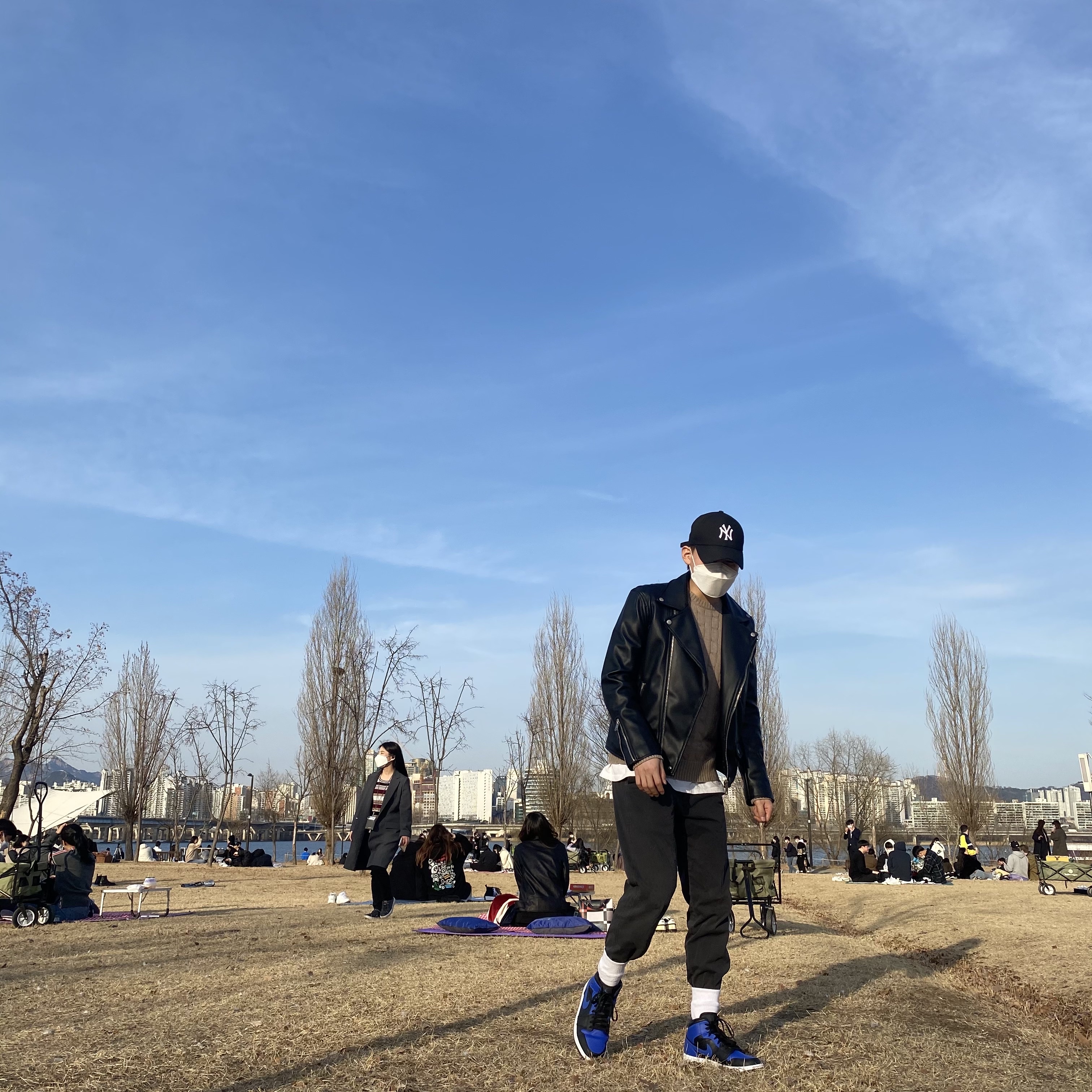 Jordan 1 Mid Black Hyper Royal 착용 스타일