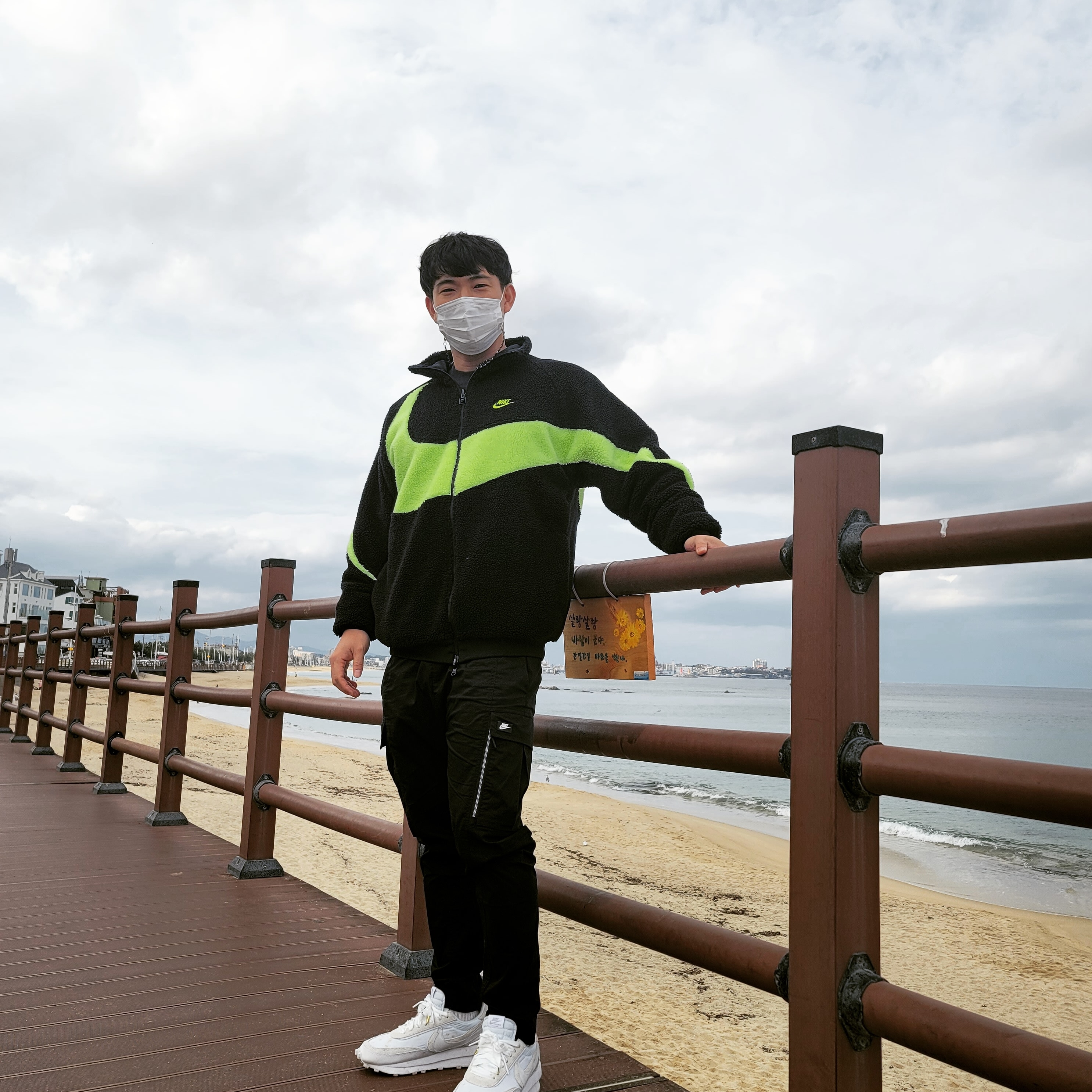 Nike x Sacai LDWaffle White Nylon, Nike Big Swoosh Full Zip Jacket Black Volt 착용 스타일