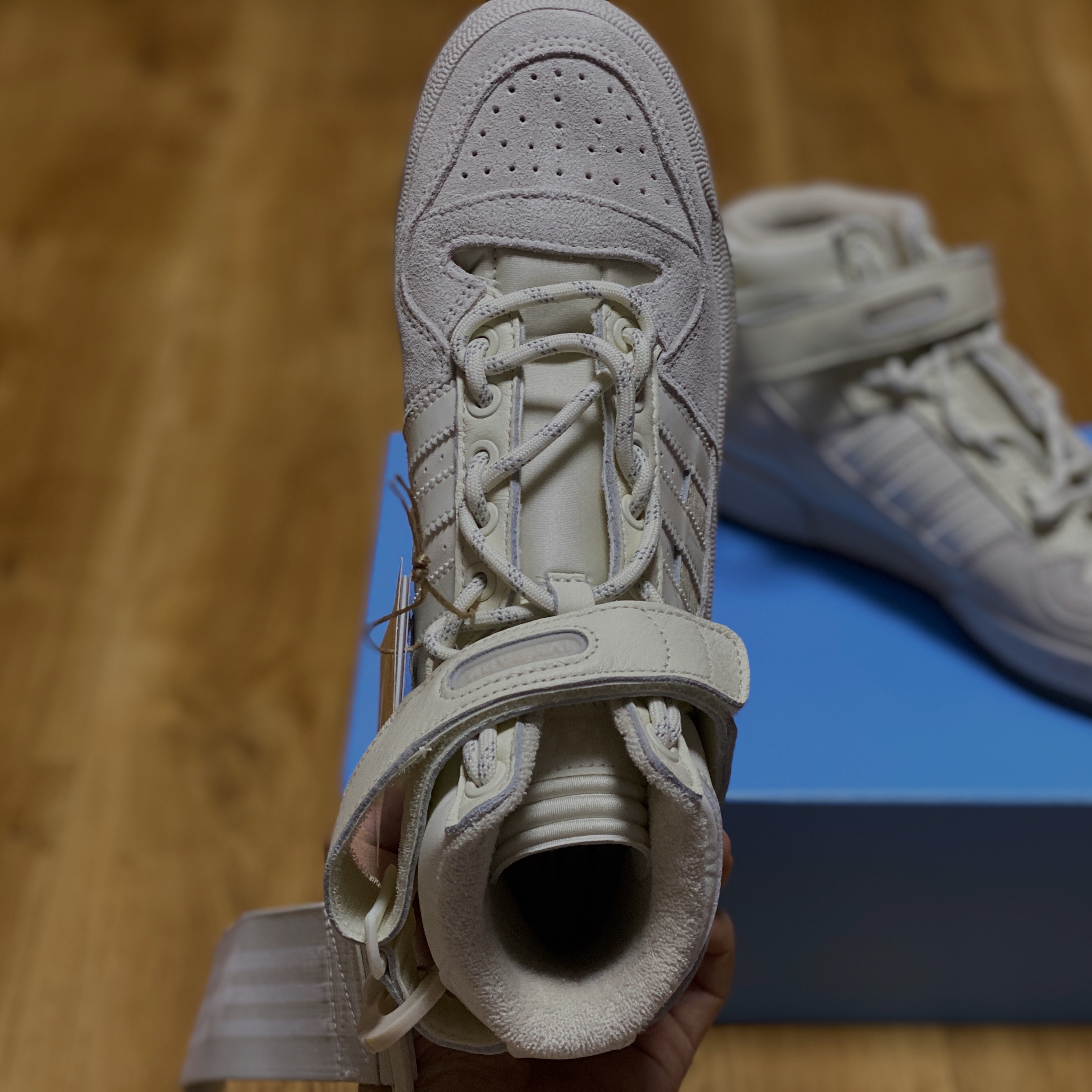 Adidas x Beyonce Ivy Park Forum Mid Alumina 착용 스타일 - 3