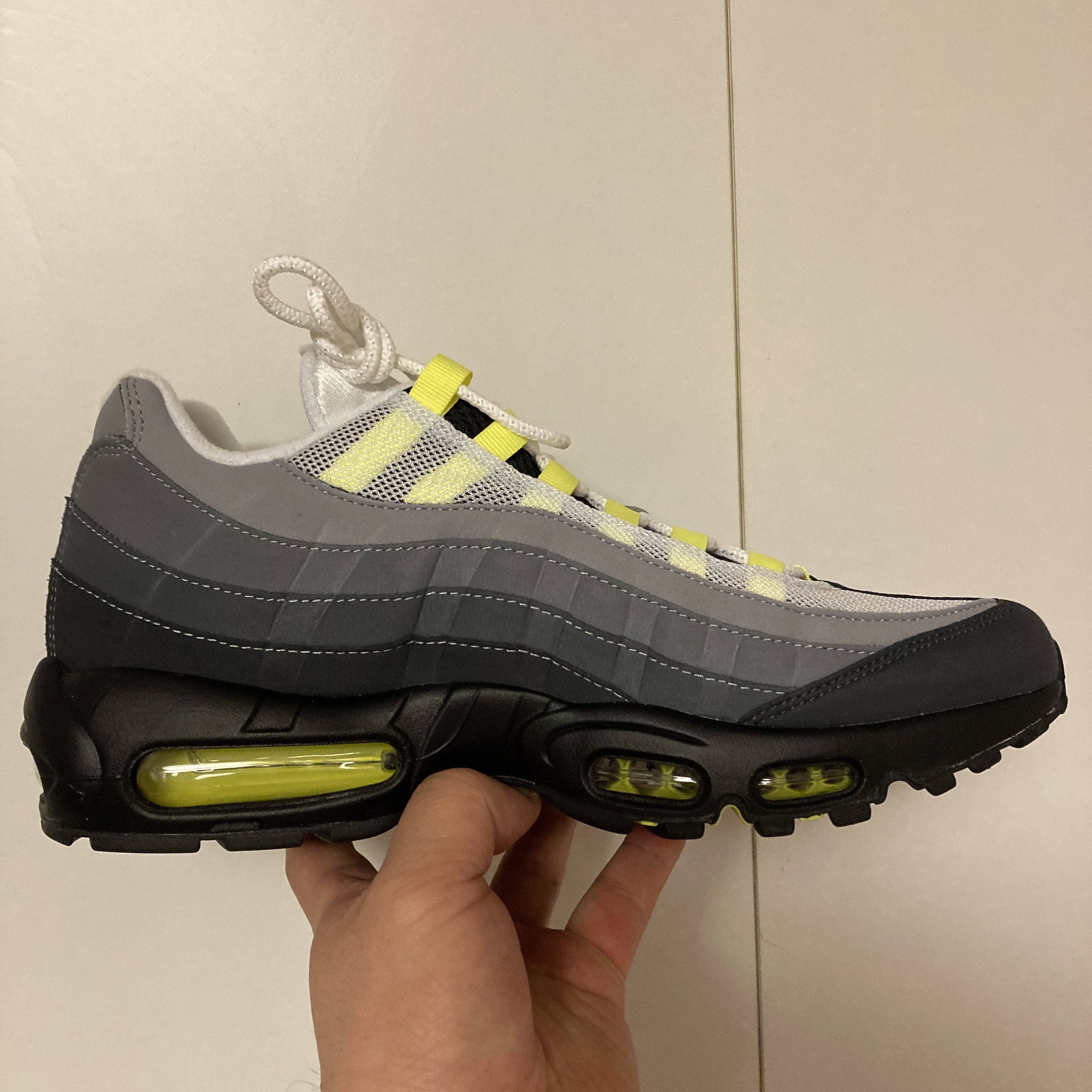 Nike Air Max 95 OG Neon Yellow 2020 착용 스타일 - 1