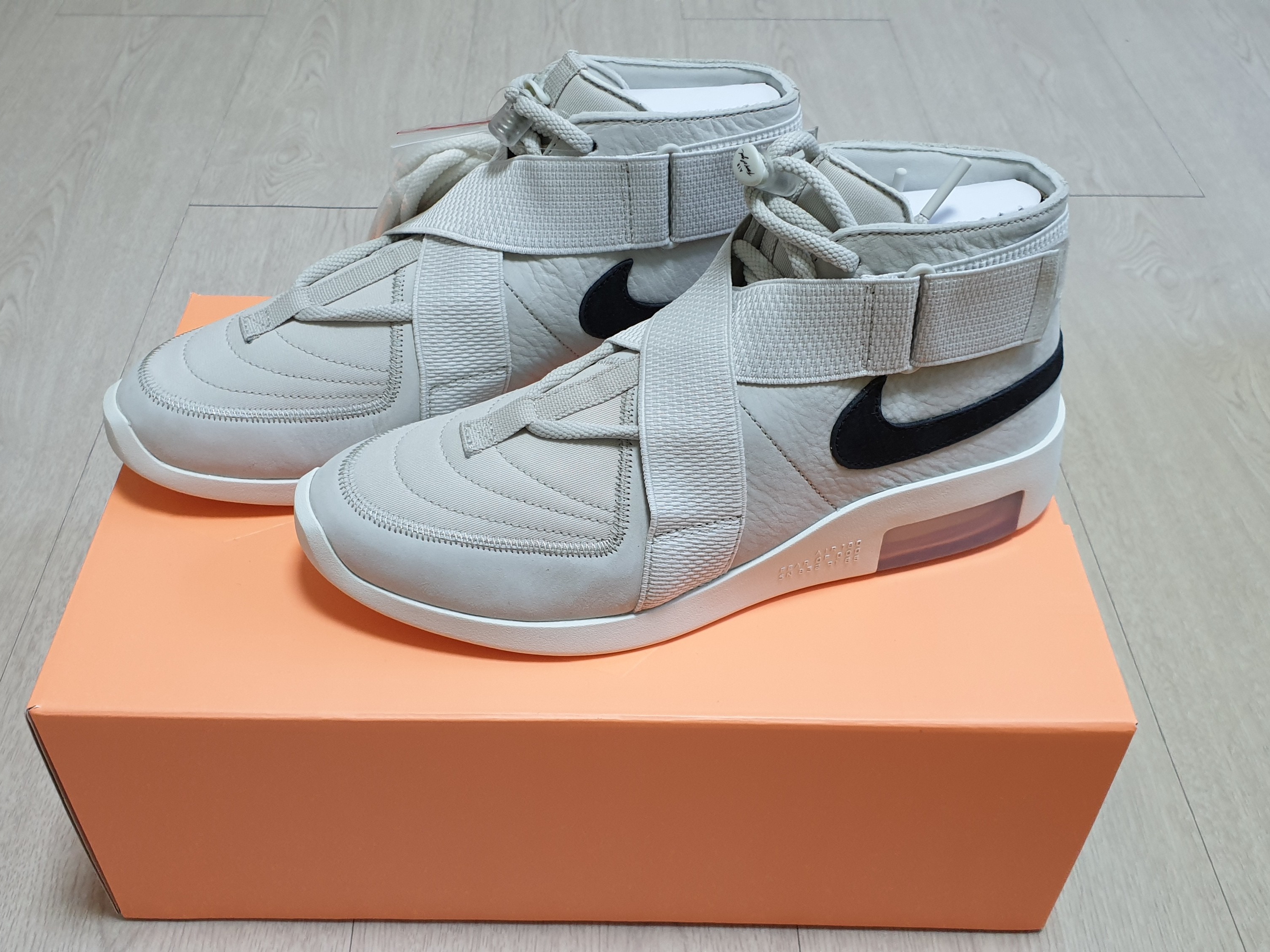 Nike x Fear of God Air Fear of God Raid Light Bone 착용 스타일 - 1