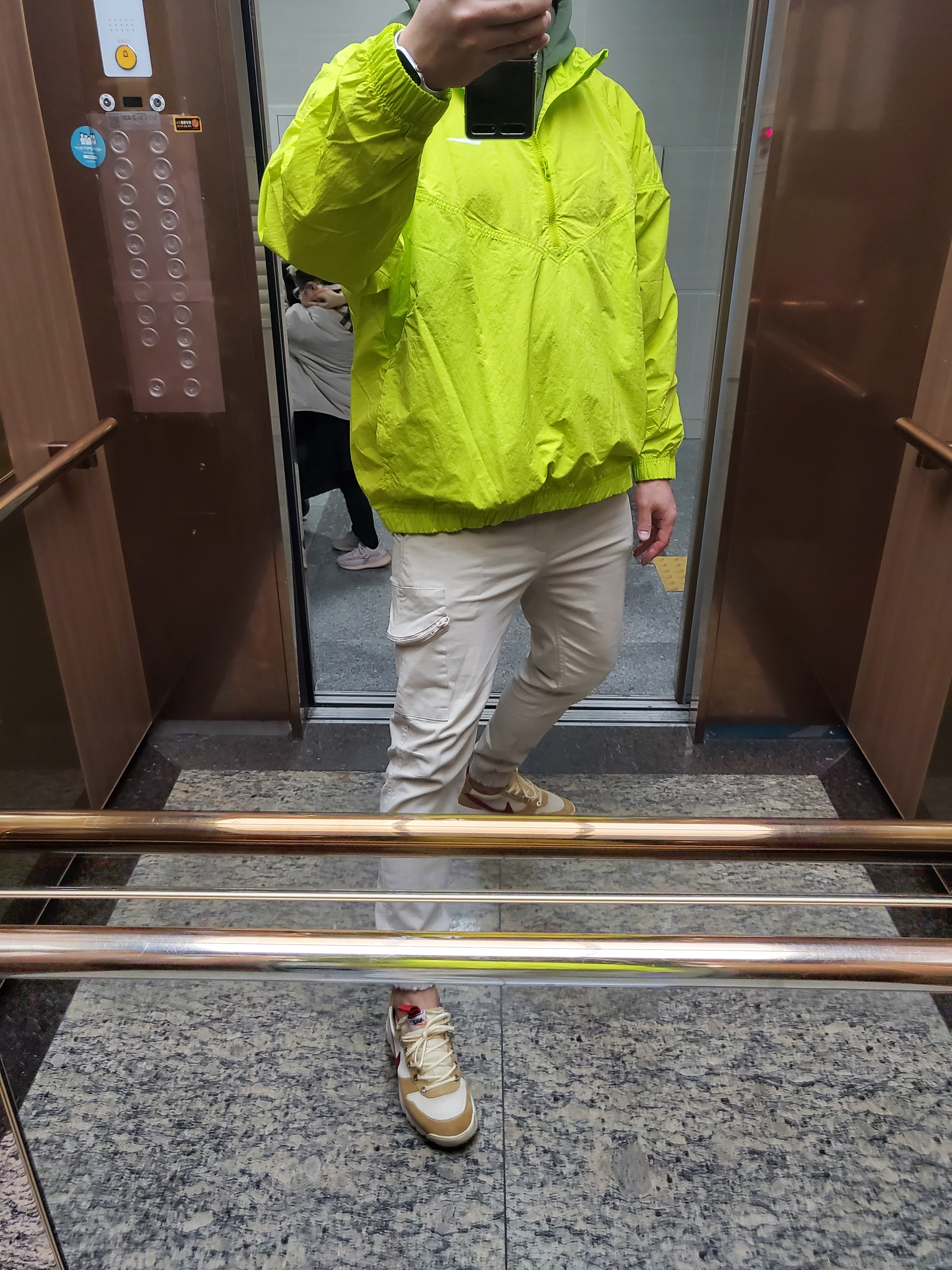 Nike x Stussy Windrunner Jacket Bright Cactus, Nike x Tom Sachs Mars Yard Overshoe 3.0 착용 스타일