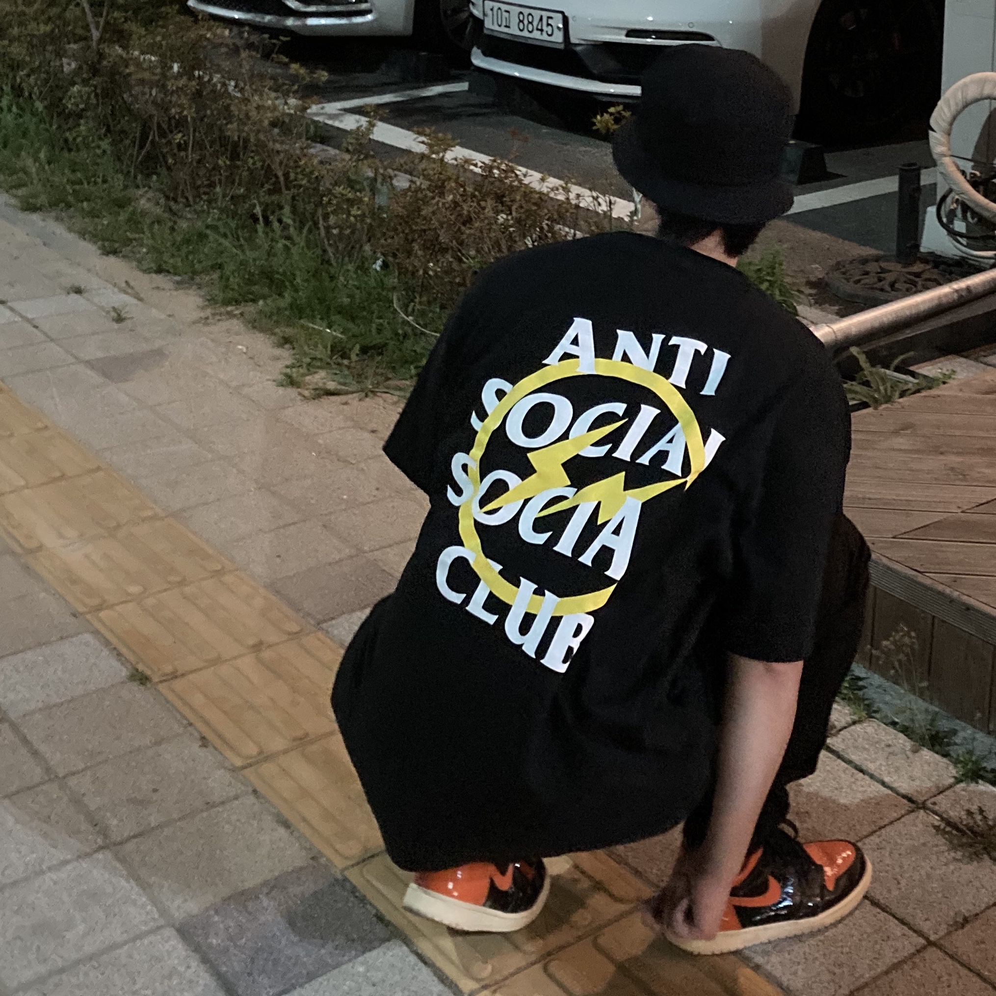 Jordan 1 Retro High Shattered Backboard 3.0, Anti Social Social Club x Fragment Bolt T-Shirt Yellow 착용 스타일