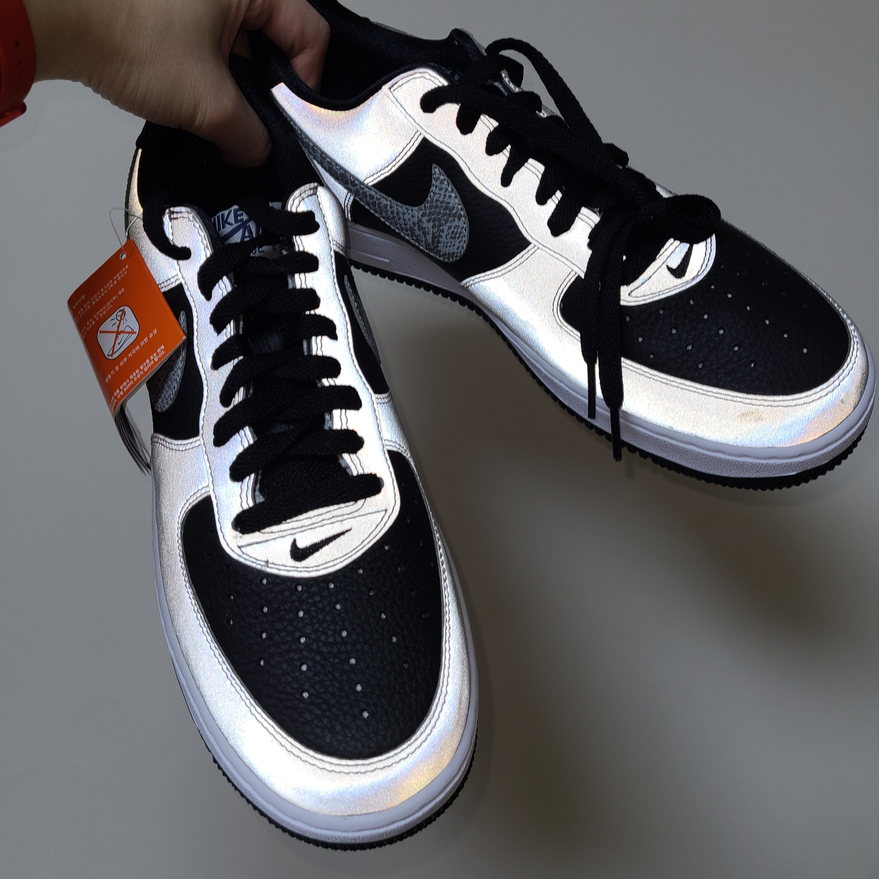 Nike Air Force 1 B Silver Snake 착용 스타일 - 4