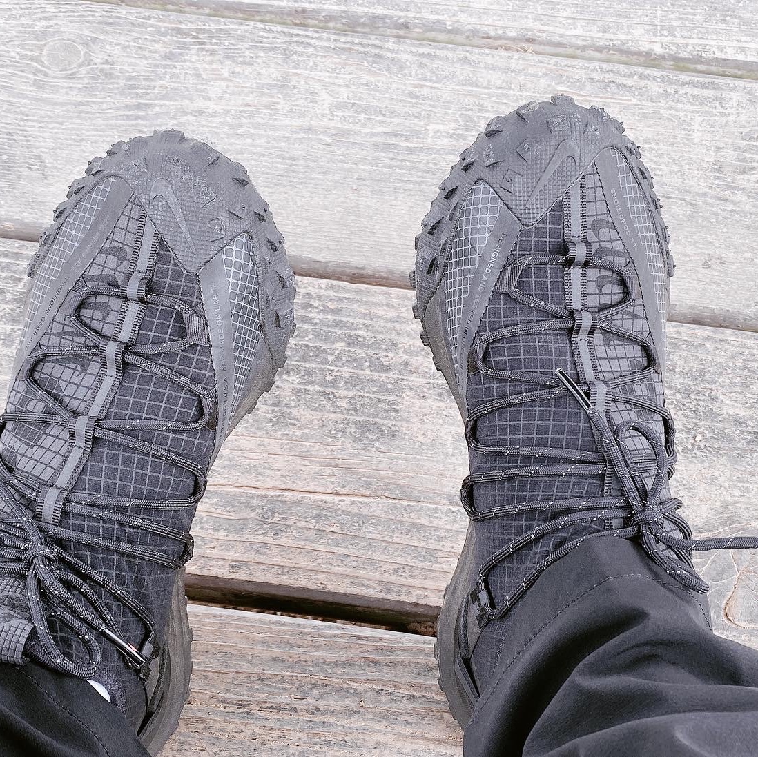Nike ACG Mountain Fly Low Anthracite 착용 스타일 - 1